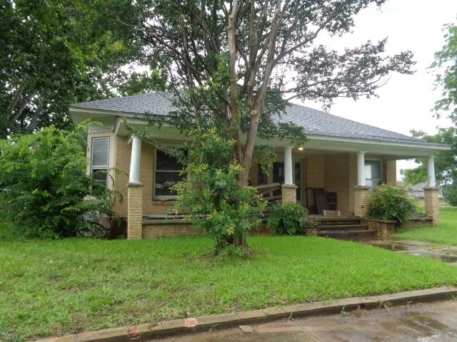 Single Family Residence For Sale in Wood County , 200 S Post Oak, Winnsboro, Texas 75494, 3 Bedrooms, 1 Bathroom, Garage spaces, 1,600 Sqft, built in 1964, Price $59,000, mls#21307461, Real Estate Agent in Winnsboro, Homes For Sale in Wood county, Homes For Sale in Winnsboro, Realtor in Winnsboro Texas, Real Estate Brokerage Independent Realty Texas, Luminita Cordes Realtor