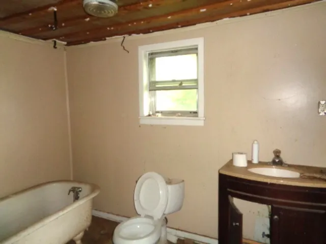 Single Family Residence For Sale in Wood County , 200 S Post Oak, Winnsboro, Texas 75494, 3 Bedrooms, 1 Bathroom, Garage spaces, 1,600 Sqft, built in 1964, Price $59,000, mls#21307461, Real Estate Agent in Winnsboro, Homes For Sale in Wood county, Homes For Sale in Winnsboro, Realtor in Winnsboro Texas, Real Estate Brokerage Independent Realty Texas, Luminita Cordes Realtor