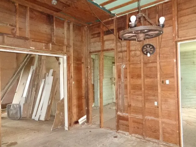 Single Family Residence For Sale in Wood County , 200 S Post Oak, Winnsboro, Texas 75494, 3 Bedrooms, 1 Bathroom, Garage spaces, 1,600 Sqft, built in 1964, Price $59,000, mls#21307461, Real Estate Agent in Winnsboro, Homes For Sale in Wood county, Homes For Sale in Winnsboro, Realtor in Winnsboro Texas, Real Estate Brokerage Independent Realty Texas, Luminita Cordes Realtor