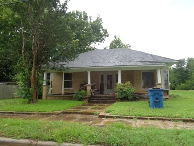 Single Family Residence For Sale in Wood County , 200 S Post Oak, Winnsboro, Texas 75494, 3 Bedrooms, 1 Bathroom, Garage spaces, 1,600 Sqft, built in 1964, Price $59,000, mls#21307461, Real Estate Agent in Winnsboro, Homes For Sale in Wood county, Homes For Sale in Winnsboro, Realtor in Winnsboro Texas, Real Estate Brokerage Independent Realty Texas, Luminita Cordes Realtor