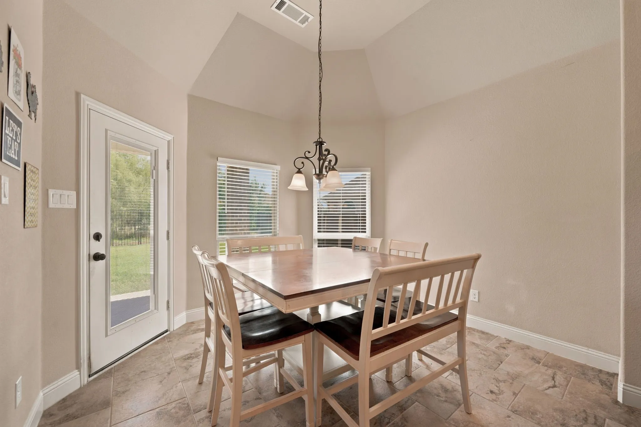 Single Family Residence For Sale in Tarrant County , 4008 Las Colina Drive, Fort Worth, Texas 76179, 5 Bedroom, 3 Bathroom, 2 Garage spaces, 2,797 Sqft, built in 2017, mls#21307433, Real Estate Agent in Fort Worth, Homes For Sale in Tarrant county, Homes For Sale in Fort Worth, Realtor in Fort Worth Texas, Real Estate Brokerage Independent Realty Texas, Luminita Cordes Realtor