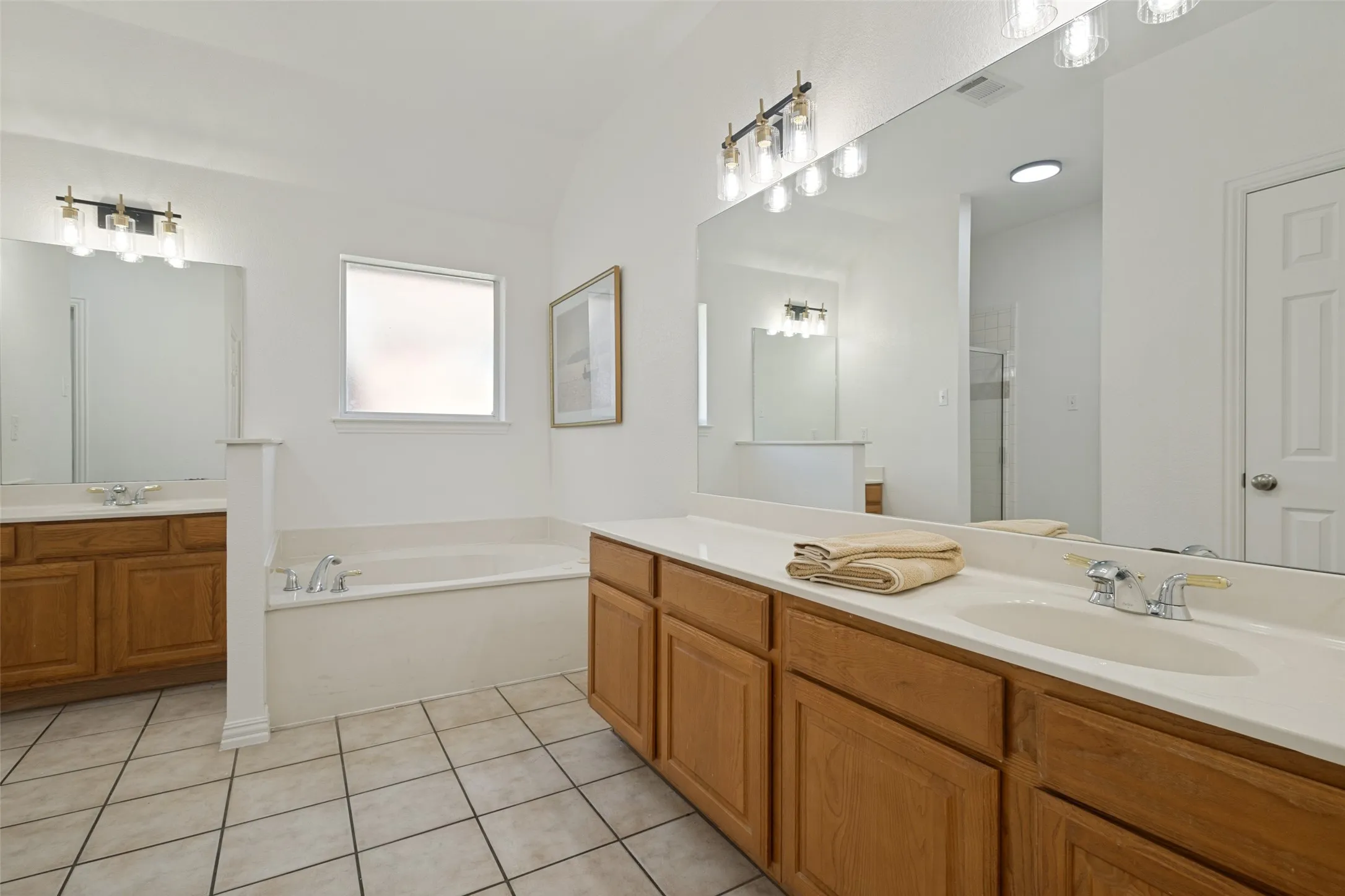 Single Family Residence For Sale in Parker County , 2014 Country Brook Drive, Weatherford, Texas 76087, 4 Bedroom, 2 Bathroom, 3 Garage spaces, 2,175 Sqft, built in 2003, mls#21302490, Real Estate Agent in Weatherford, Homes For Sale in Parker county, Homes For Sale in Weatherford, Realtor in Weatherford Texas, Real Estate Brokerage Independent Realty Texas, Luminita Cordes Realtor