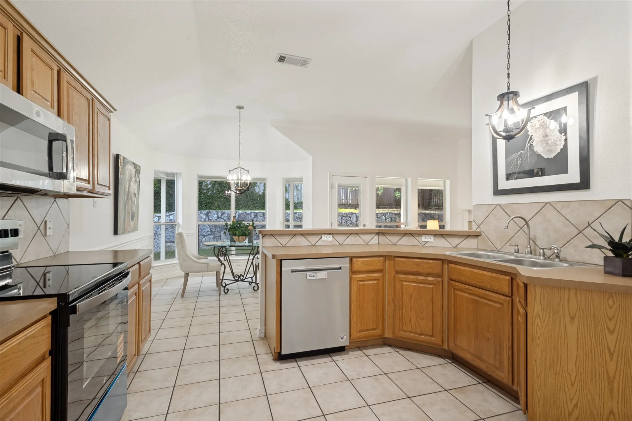 Single Family Residence For Sale in Parker County , 2014 Country Brook Drive, Weatherford, Texas 76087, 4 Bedroom, 2 Bathroom, 3 Garage spaces, 2,175 Sqft, built in 2003, mls#21302490, Real Estate Agent in Weatherford, Homes For Sale in Parker county, Homes For Sale in Weatherford, Realtor in Weatherford Texas, Real Estate Brokerage Independent Realty Texas, Luminita Cordes Realtor