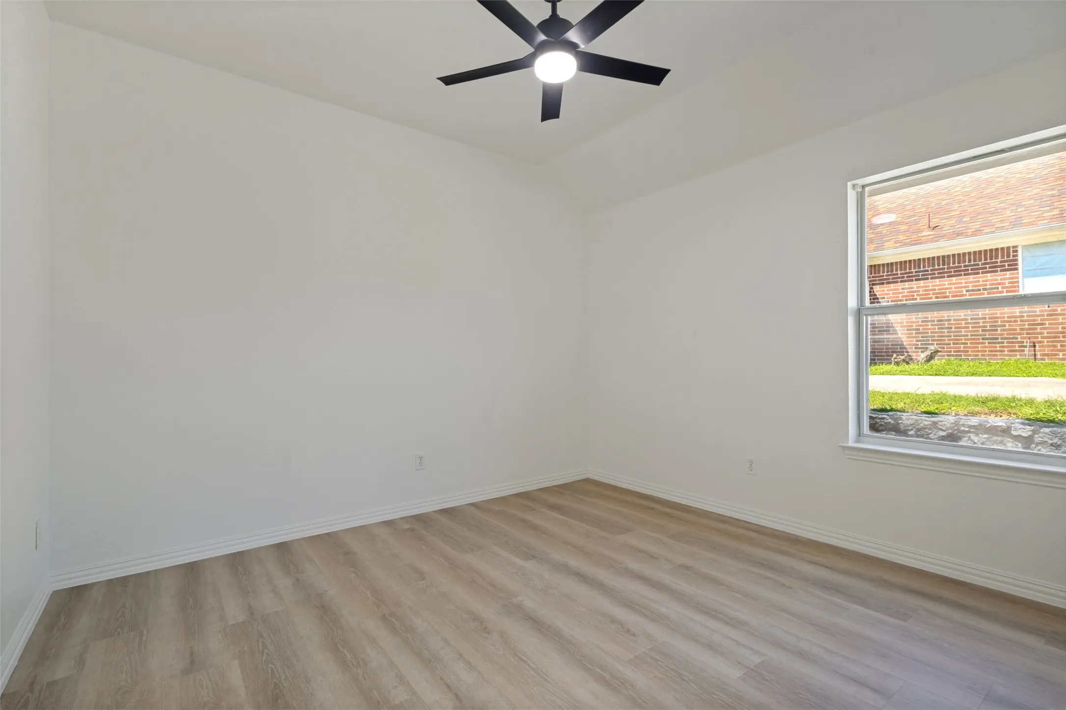 Single Family Residence For Sale in Parker County , 2014 Country Brook Drive, Weatherford, Texas 76087, 4 Bedroom, 2 Bathroom, 3 Garage spaces, 2,175 Sqft, built in 2003, mls#21302490, Real Estate Agent in Weatherford, Homes For Sale in Parker county, Homes For Sale in Weatherford, Realtor in Weatherford Texas, Real Estate Brokerage Independent Realty Texas, Luminita Cordes Realtor