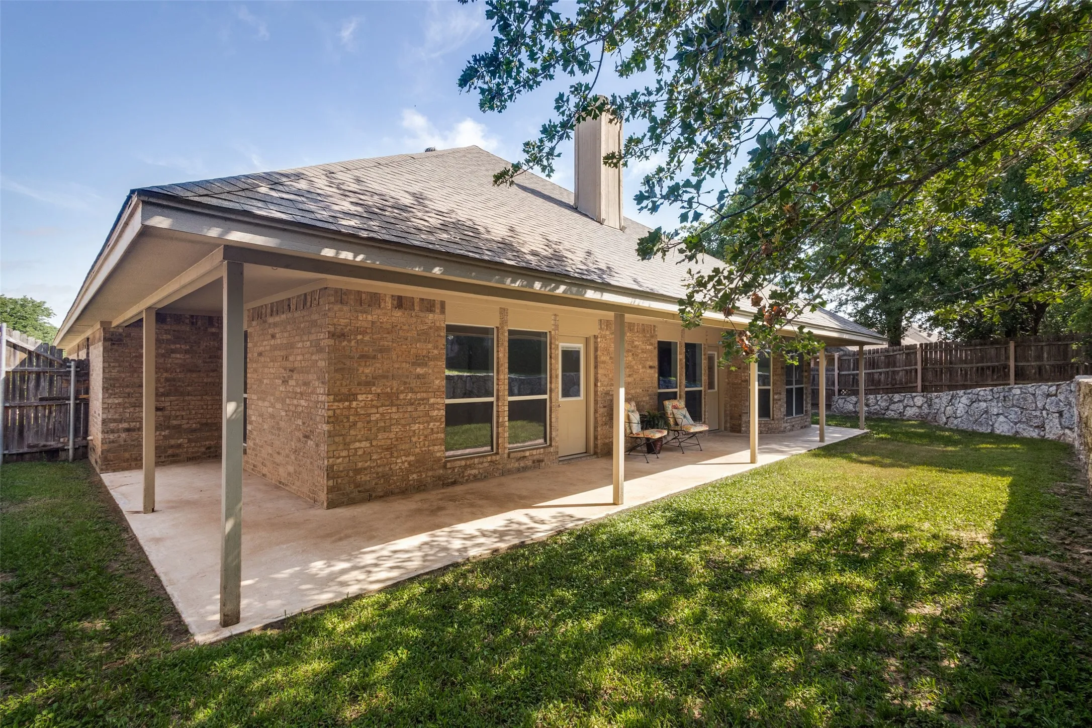Single Family Residence For Sale in Parker County , 2014 Country Brook Drive, Weatherford, Texas 76087, 4 Bedroom, 2 Bathroom, 3 Garage spaces, 2,175 Sqft, built in 2003, mls#21302490, Real Estate Agent in Weatherford, Homes For Sale in Parker county, Homes For Sale in Weatherford, Realtor in Weatherford Texas, Real Estate Brokerage Independent Realty Texas, Luminita Cordes Realtor