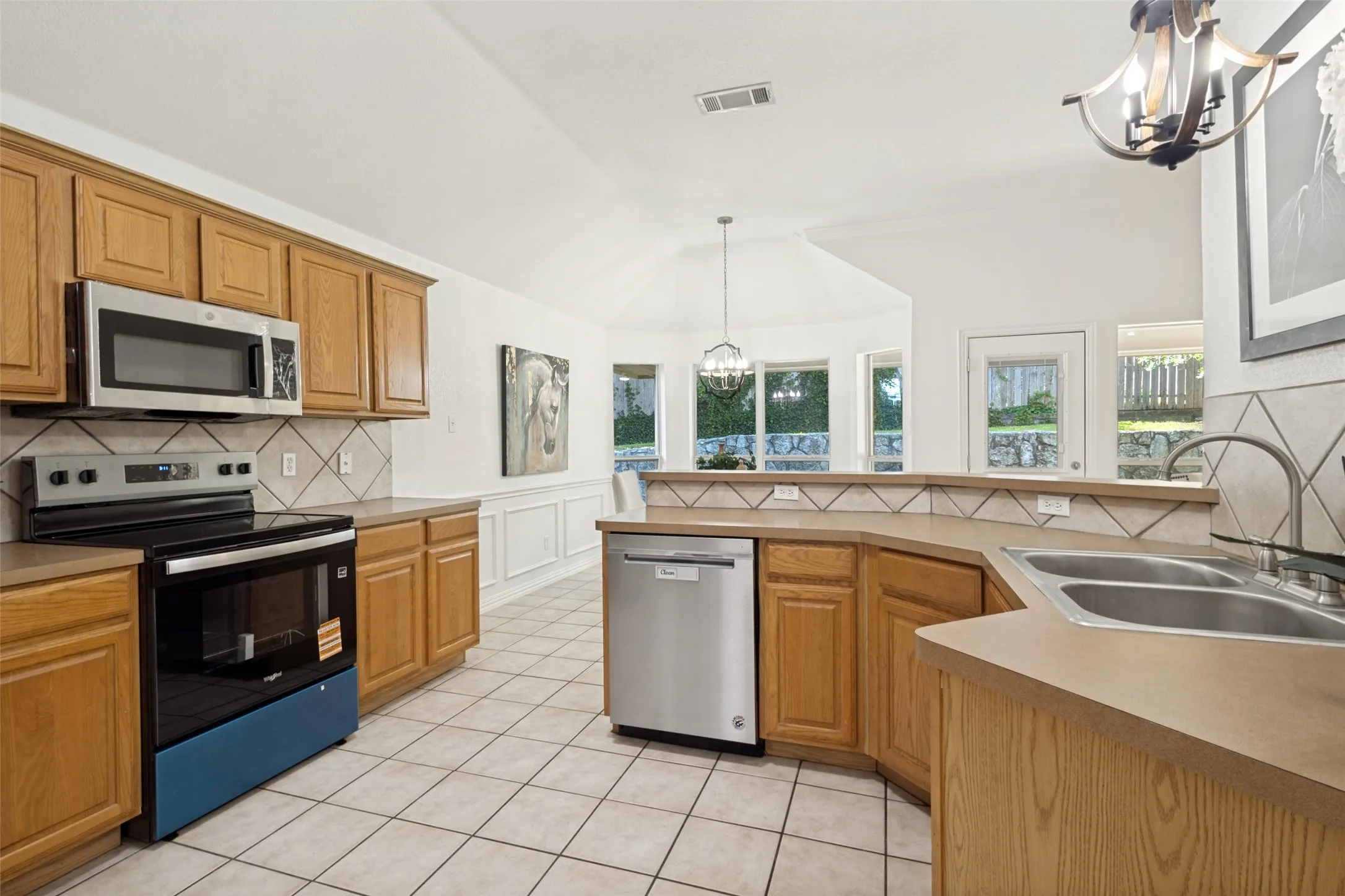 Single Family Residence For Sale in Parker County , 2014 Country Brook Drive, Weatherford, Texas 76087, 4 Bedroom, 2 Bathroom, 3 Garage spaces, 2,175 Sqft, built in 2003, mls#21302490, Real Estate Agent in Weatherford, Homes For Sale in Parker county, Homes For Sale in Weatherford, Realtor in Weatherford Texas, Real Estate Brokerage Independent Realty Texas, Luminita Cordes Realtor