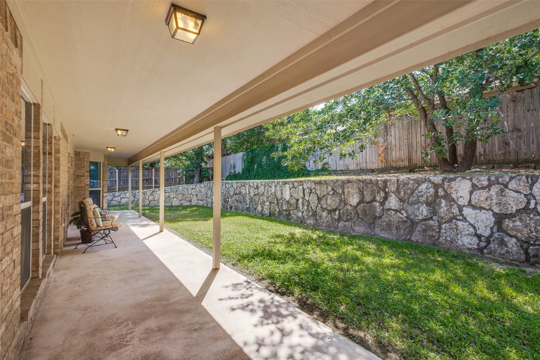 Single Family Residence For Sale in Parker County , 2014 Country Brook Drive, Weatherford, Texas 76087, 4 Bedroom, 2 Bathroom, 3 Garage spaces, 2,175 Sqft, built in 2003, mls#21302490, Real Estate Agent in Weatherford, Homes For Sale in Parker county, Homes For Sale in Weatherford, Realtor in Weatherford Texas, Real Estate Brokerage Independent Realty Texas, Luminita Cordes Realtor