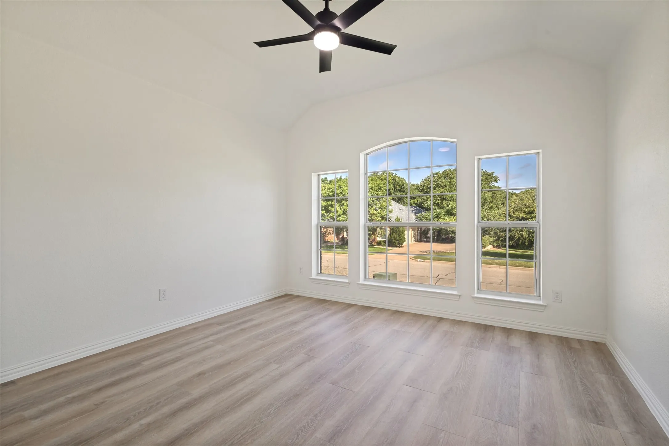 Single Family Residence For Sale in Parker County , 2014 Country Brook Drive, Weatherford, Texas 76087, 4 Bedroom, 2 Bathroom, 3 Garage spaces, 2,175 Sqft, built in 2003, mls#21302490, Real Estate Agent in Weatherford, Homes For Sale in Parker county, Homes For Sale in Weatherford, Realtor in Weatherford Texas, Real Estate Brokerage Independent Realty Texas, Luminita Cordes Realtor