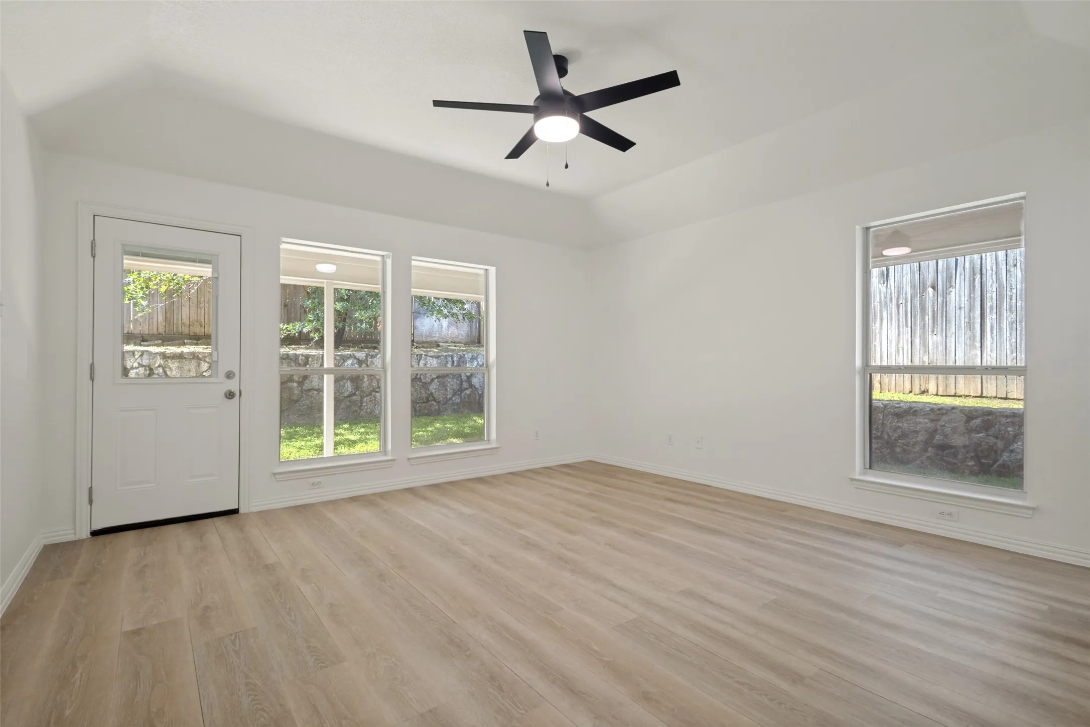 Single Family Residence For Sale in Parker County , 2014 Country Brook Drive, Weatherford, Texas 76087, 4 Bedroom, 2 Bathroom, 3 Garage spaces, 2,175 Sqft, built in 2003, mls#21302490, Real Estate Agent in Weatherford, Homes For Sale in Parker county, Homes For Sale in Weatherford, Realtor in Weatherford Texas, Real Estate Brokerage Independent Realty Texas, Luminita Cordes Realtor