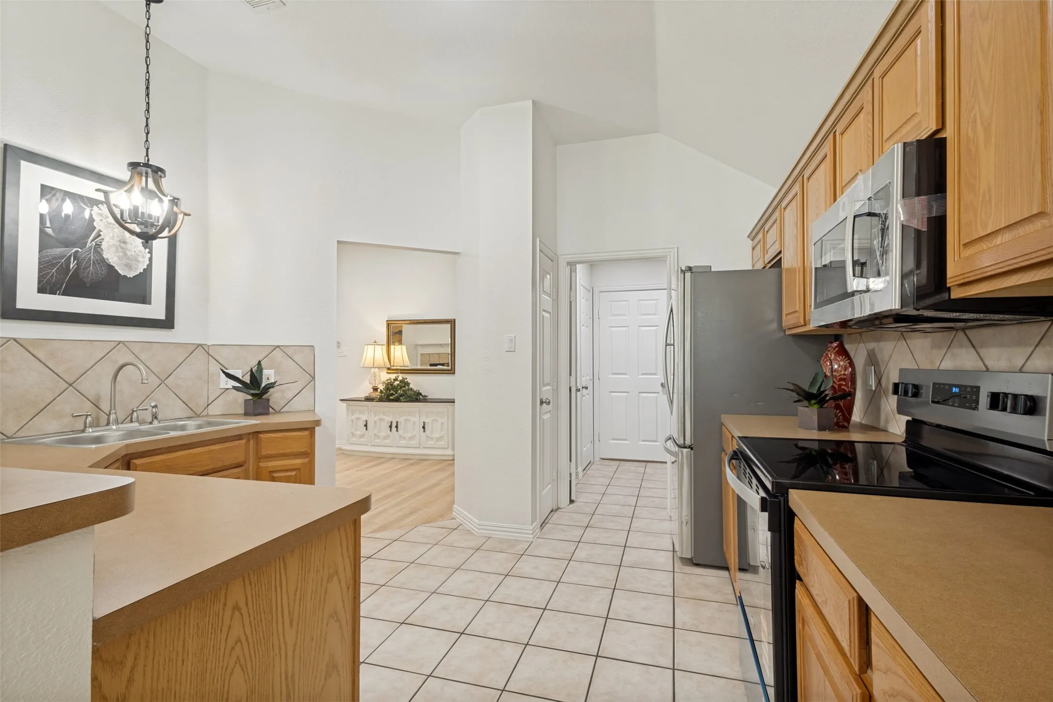 Single Family Residence For Sale in Parker County , 2014 Country Brook Drive, Weatherford, Texas 76087, 4 Bedroom, 2 Bathroom, 3 Garage spaces, 2,175 Sqft, built in 2003, mls#21302490, Real Estate Agent in Weatherford, Homes For Sale in Parker county, Homes For Sale in Weatherford, Realtor in Weatherford Texas, Real Estate Brokerage Independent Realty Texas, Luminita Cordes Realtor