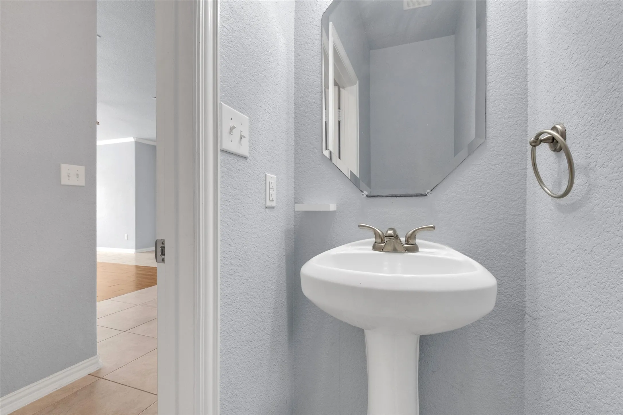 Townhouse For Sale in Collin County , 706 S Jupiter Road 705, Allen, Texas 75002, 3 Bedroom, 3 Bathroom, 2 Garage spaces, 1,658 Sqft, built in 2012, mls#21307473, Real Estate Agent in Allen, Homes For Sale in Collin county, Homes For Sale in Allen, Realtor in Allen Texas, Real Estate Brokerage Independent Realty Texas, Luminita Cordes Realtor