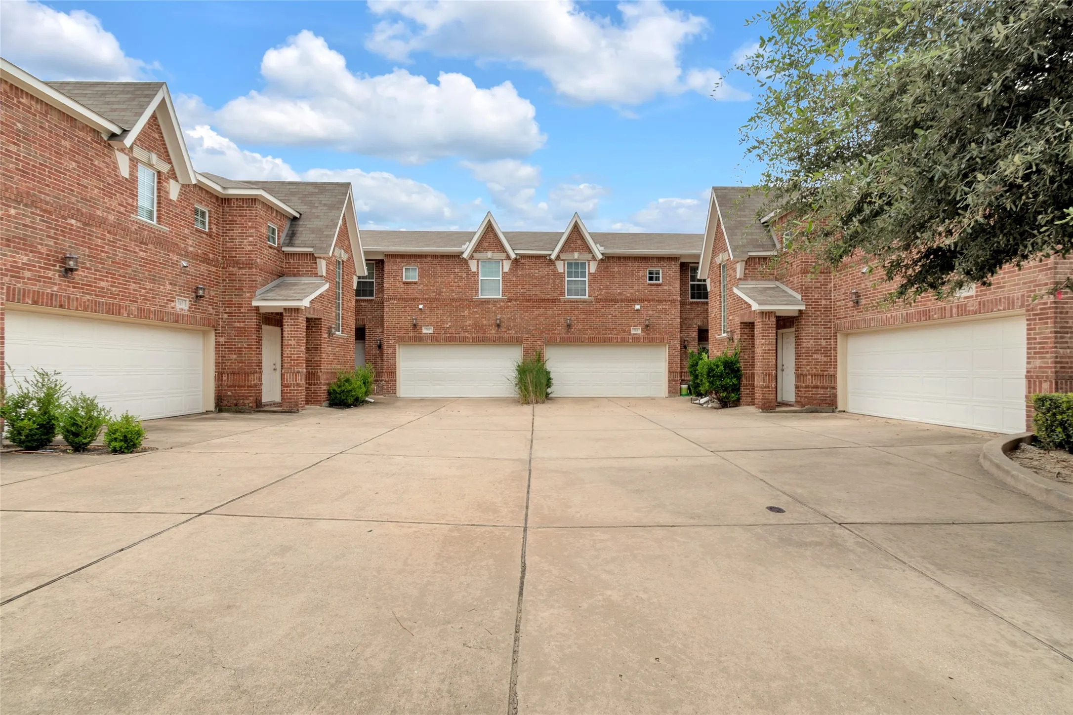 Townhouse For Sale in Collin County , 706 S Jupiter Road 705, Allen, Texas 75002, 3 Bedroom, 3 Bathroom, 2 Garage spaces, 1,658 Sqft, built in 2012, mls#21307473, Real Estate Agent in Allen, Homes For Sale in Collin county, Homes For Sale in Allen, Realtor in Allen Texas, Real Estate Brokerage Independent Realty Texas, Luminita Cordes Realtor
