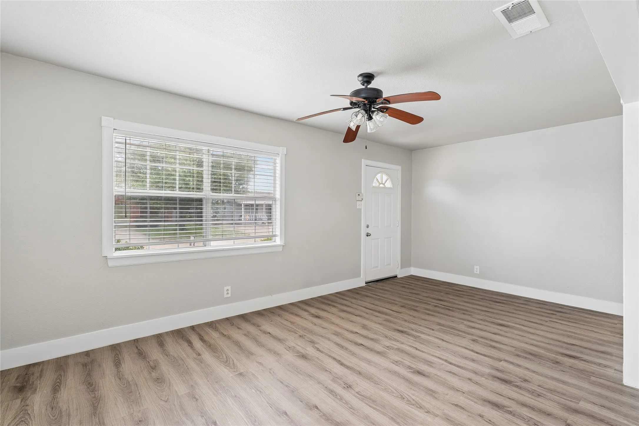 Single Family Residence For Sale in Dallas County , 509 Clark Street, Garland, Texas 75040, 3 Bedroom, 1 Bathroom, Garage spaces, 1,333 Sqft, built in 1954, mls#21307469, Real Estate Agent in Garland, Homes For Sale in Dallas county, Homes For Sale in Garland, Realtor in Garland Texas, Real Estate Brokerage Independent Realty Texas, Luminita Cordes Realtor