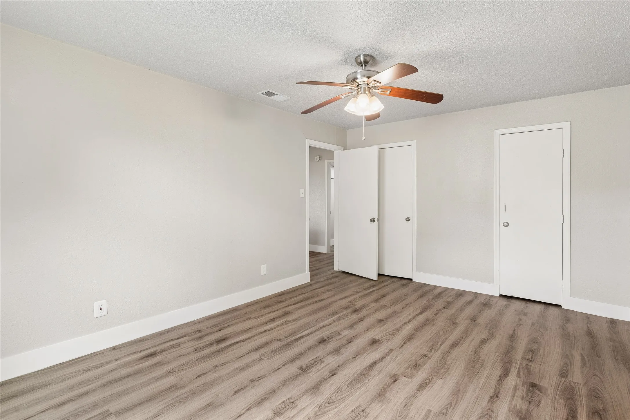 Single Family Residence For Sale in Dallas County , 509 Clark Street, Garland, Texas 75040, 3 Bedroom, 1 Bathroom, Garage spaces, 1,333 Sqft, built in 1954, mls#21307469, Real Estate Agent in Garland, Homes For Sale in Dallas county, Homes For Sale in Garland, Realtor in Garland Texas, Real Estate Brokerage Independent Realty Texas, Luminita Cordes Realtor