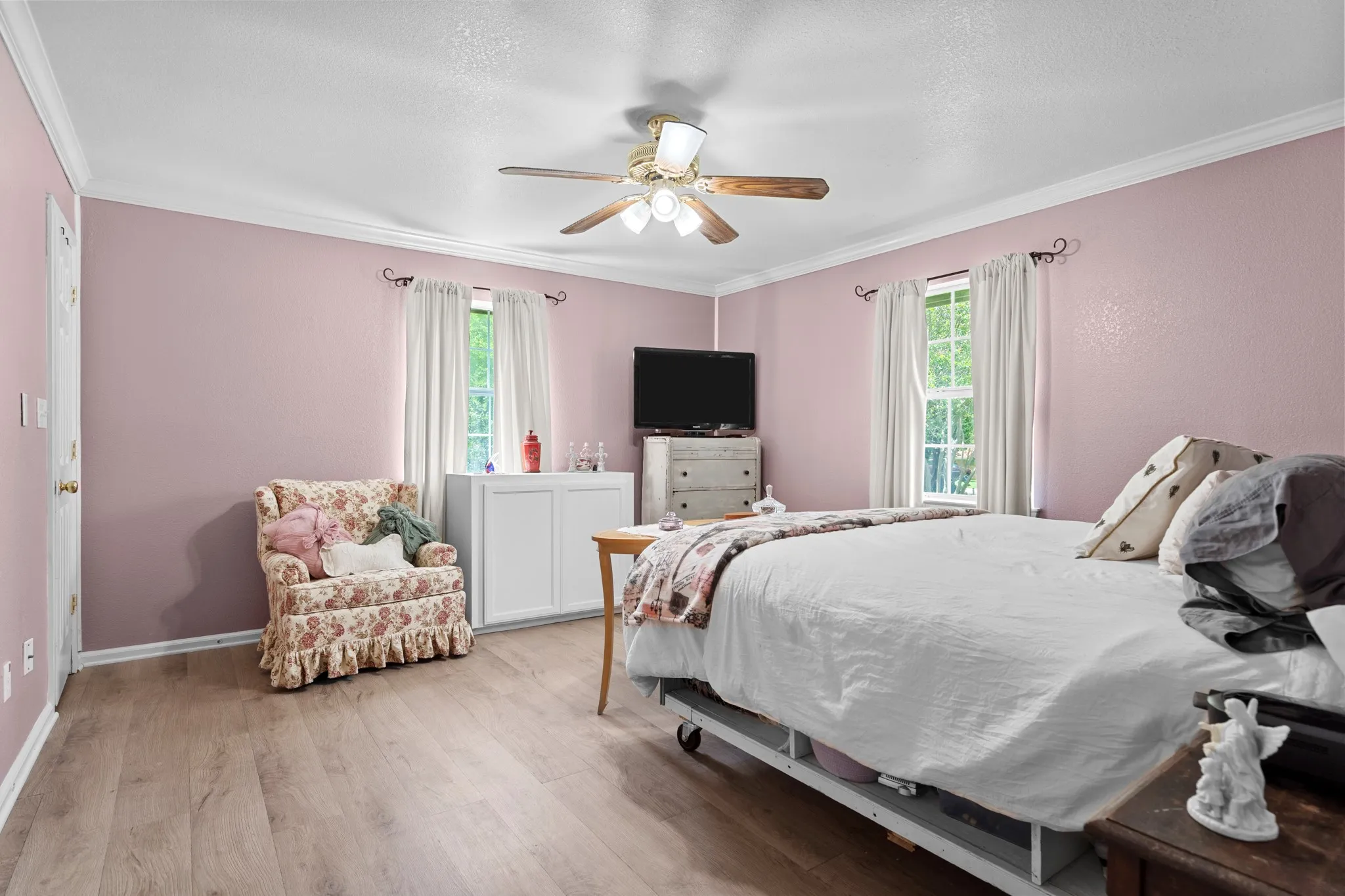 Bright and airy primary BR.