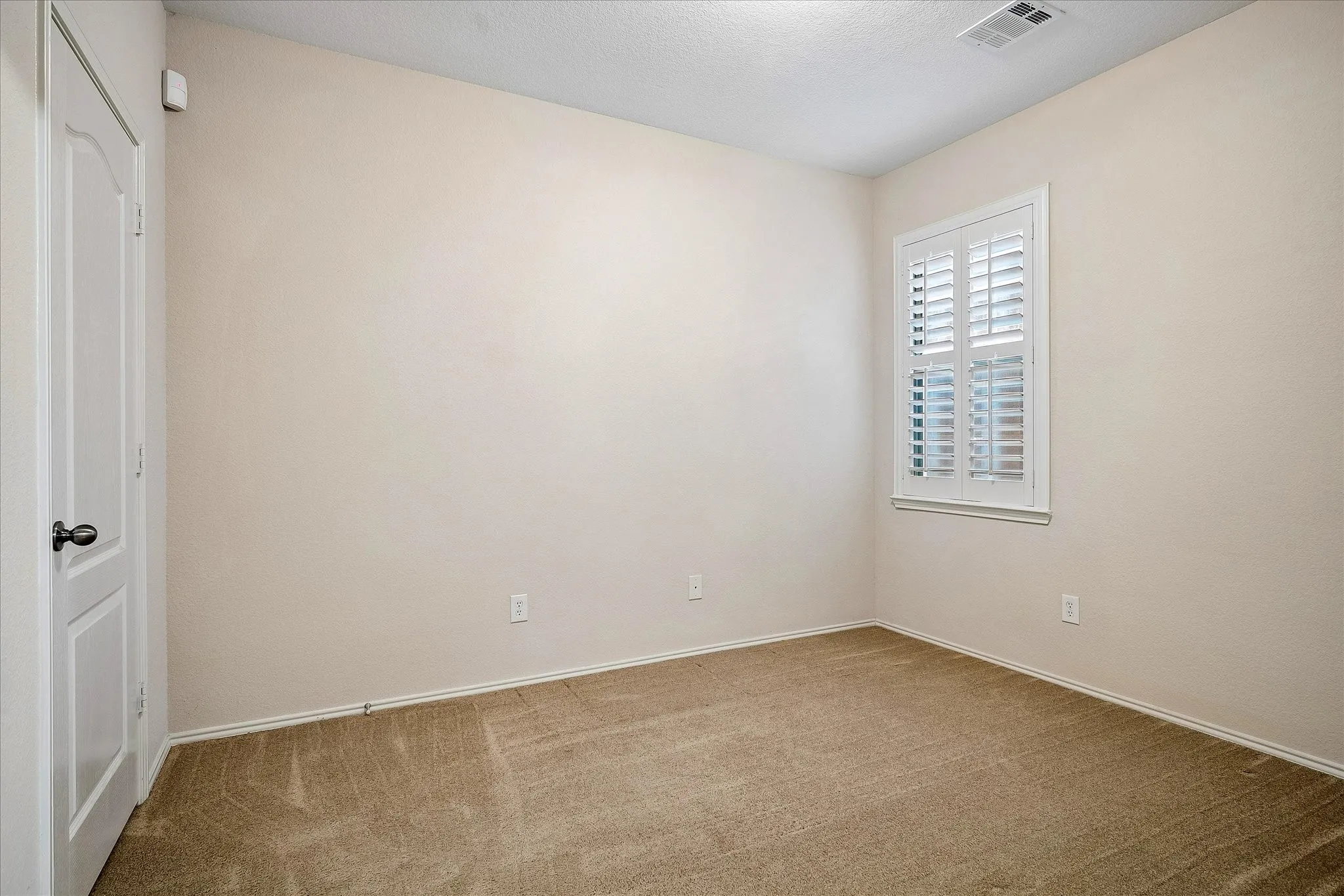 Single Family Residence For Sale in Dallas County , 2824 Lacompte Drive, Dallas, Texas 75227, 3 Bedroom, 2 Bathroom, 2 Garage spaces, 2,515 Sqft, built in 2005, mls#21301785, Real Estate Agent in Dallas, Homes For Sale in Dallas county, Homes For Sale in Dallas, Realtor in Dallas Texas, Real Estate Brokerage Independent Realty Texas, Luminita Cordes Realtor