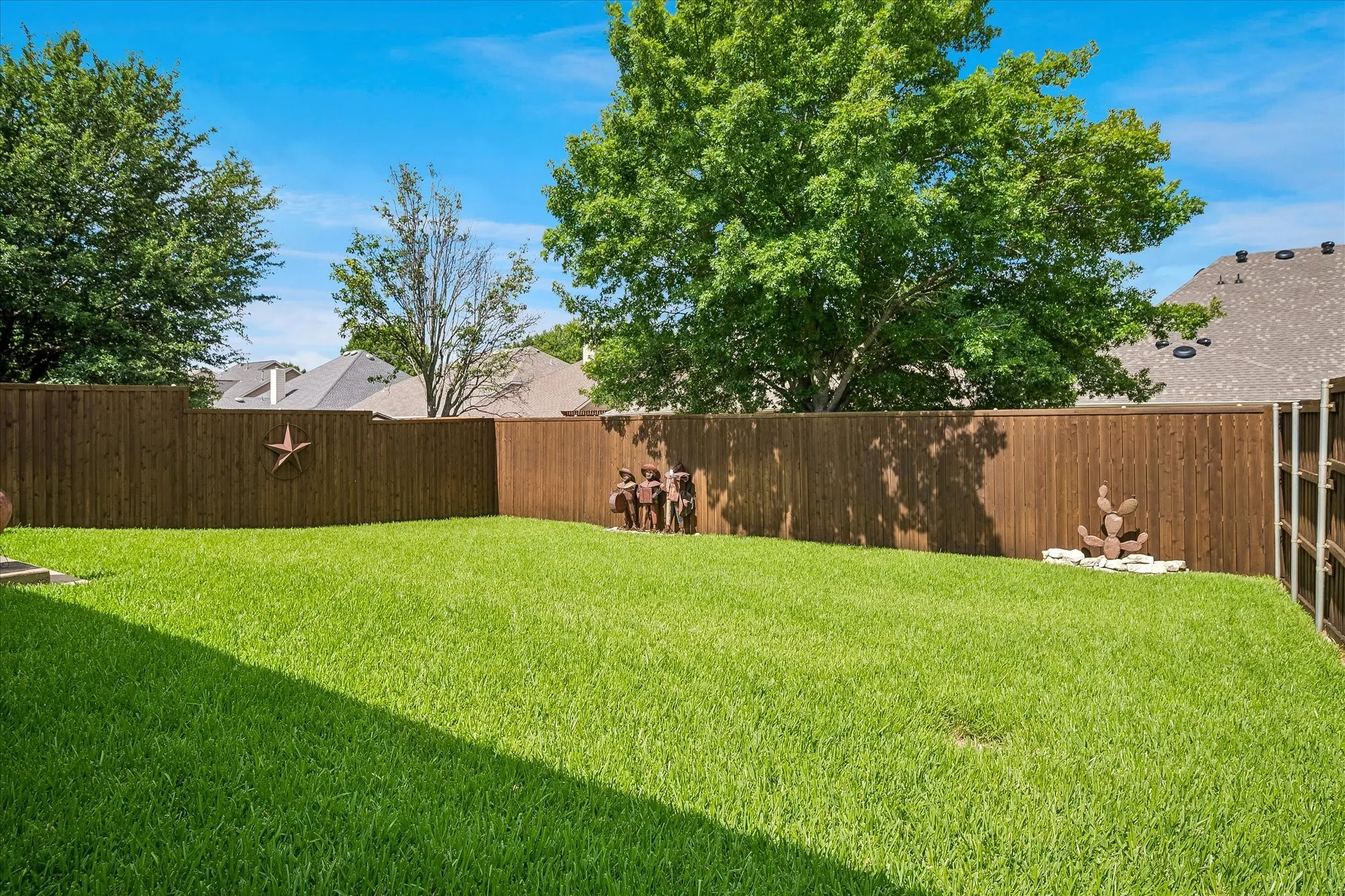 Single Family Residence For Sale in Dallas County , 2824 Lacompte Drive, Dallas, Texas 75227, 3 Bedroom, 2 Bathroom, 2 Garage spaces, 2,515 Sqft, built in 2005, mls#21301785, Real Estate Agent in Dallas, Homes For Sale in Dallas county, Homes For Sale in Dallas, Realtor in Dallas Texas, Real Estate Brokerage Independent Realty Texas, Luminita Cordes Realtor