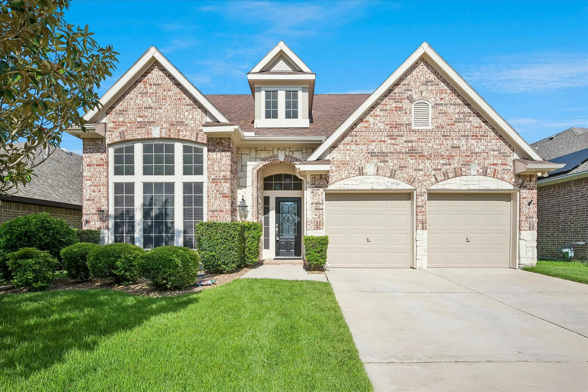 Single Family Residence For Sale in Dallas County , 2824 Lacompte Drive, Dallas, Texas 75227, 3 Bedroom, 2 Bathroom, 2 Garage spaces, 2,515 Sqft, built in 2005, mls#21301785, Real Estate Agent in Dallas, Homes For Sale in Dallas county, Homes For Sale in Dallas, Realtor in Dallas Texas, Real Estate Brokerage Independent Realty Texas, Luminita Cordes Realtor