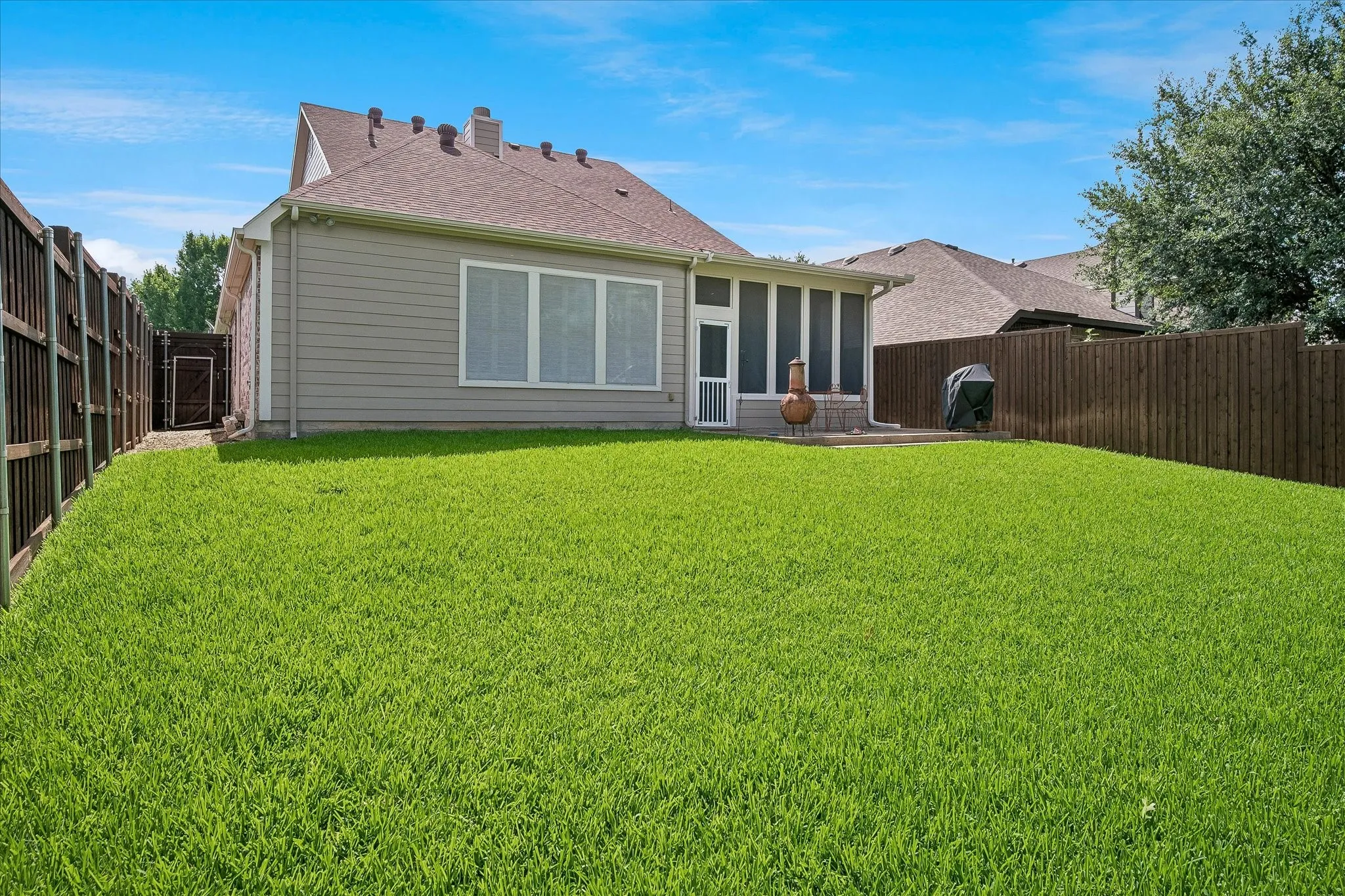 Single Family Residence For Sale in Dallas County , 2824 Lacompte Drive, Dallas, Texas 75227, 3 Bedroom, 2 Bathroom, 2 Garage spaces, 2,515 Sqft, built in 2005, mls#21301785, Real Estate Agent in Dallas, Homes For Sale in Dallas county, Homes For Sale in Dallas, Realtor in Dallas Texas, Real Estate Brokerage Independent Realty Texas, Luminita Cordes Realtor