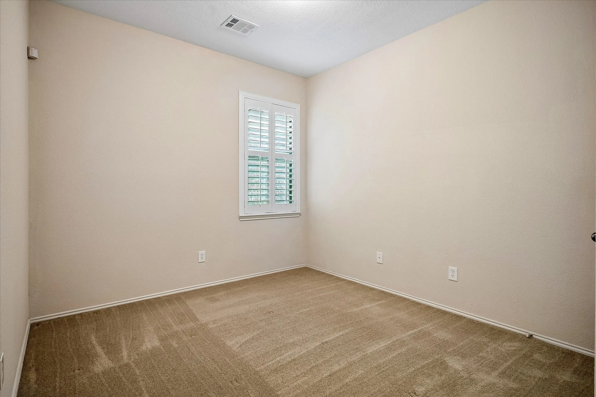 Single Family Residence For Sale in Dallas County , 2824 Lacompte Drive, Dallas, Texas 75227, 3 Bedroom, 2 Bathroom, 2 Garage spaces, 2,515 Sqft, built in 2005, mls#21301785, Real Estate Agent in Dallas, Homes For Sale in Dallas county, Homes For Sale in Dallas, Realtor in Dallas Texas, Real Estate Brokerage Independent Realty Texas, Luminita Cordes Realtor