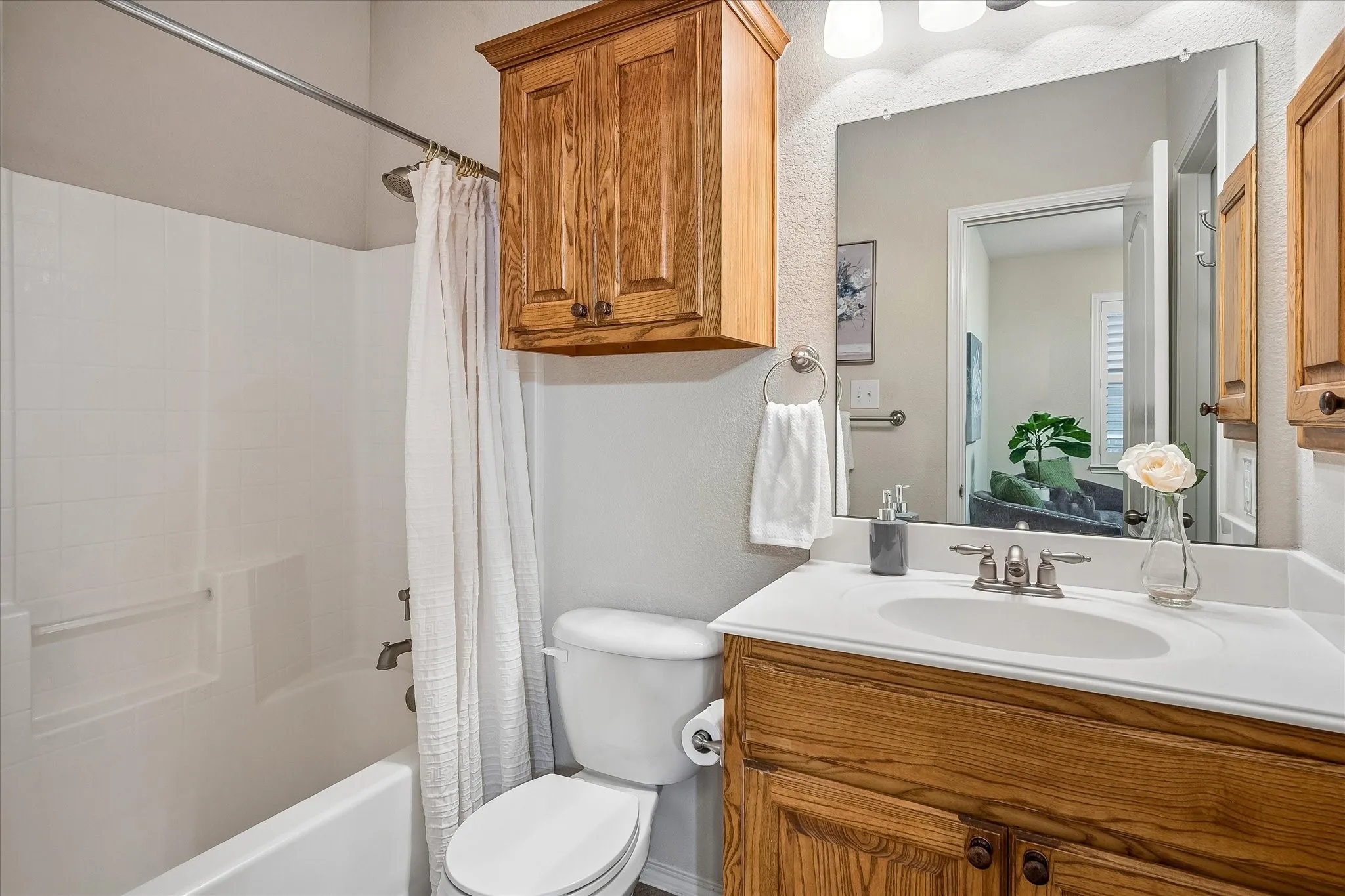 Single Family Residence For Sale in Dallas County , 2824 Lacompte Drive, Dallas, Texas 75227, 3 Bedroom, 2 Bathroom, 2 Garage spaces, 2,515 Sqft, built in 2005, mls#21301785, Real Estate Agent in Dallas, Homes For Sale in Dallas county, Homes For Sale in Dallas, Realtor in Dallas Texas, Real Estate Brokerage Independent Realty Texas, Luminita Cordes Realtor