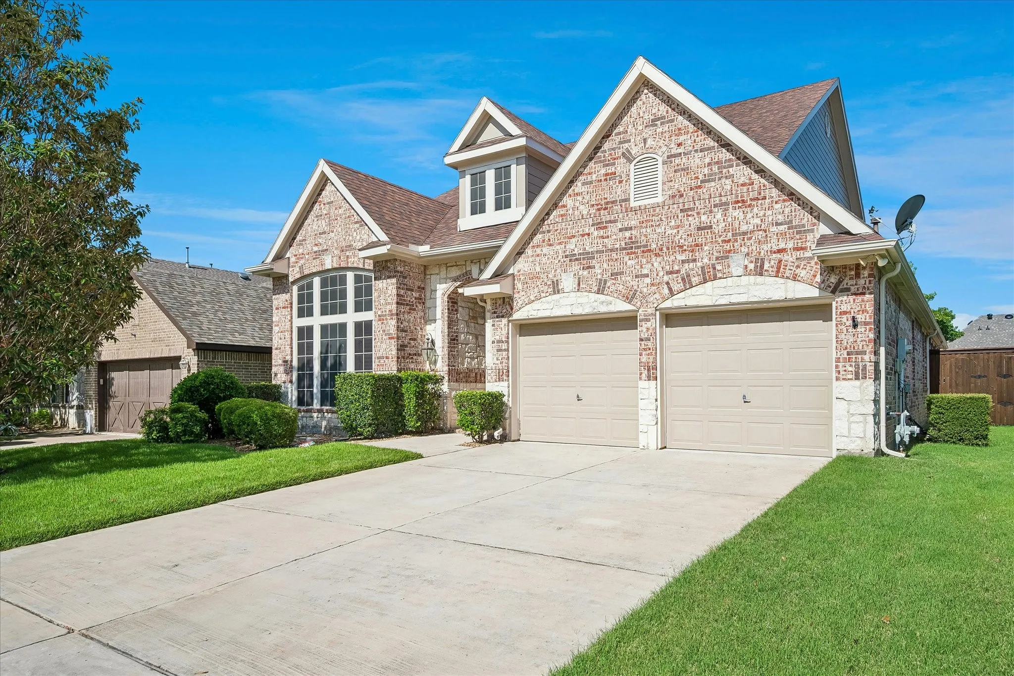 Single Family Residence For Sale in Dallas County , 2824 Lacompte Drive, Dallas, Texas 75227, 3 Bedroom, 2 Bathroom, 2 Garage spaces, 2,515 Sqft, built in 2005, mls#21301785, Real Estate Agent in Dallas, Homes For Sale in Dallas county, Homes For Sale in Dallas, Realtor in Dallas Texas, Real Estate Brokerage Independent Realty Texas, Luminita Cordes Realtor