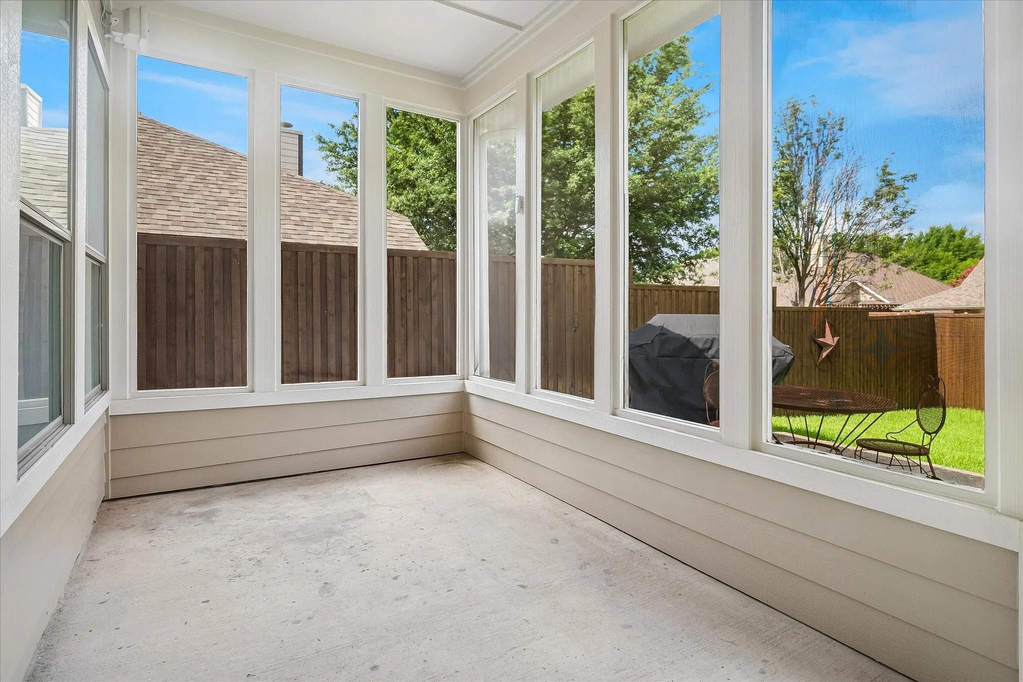 Single Family Residence For Sale in Dallas County , 2824 Lacompte Drive, Dallas, Texas 75227, 3 Bedroom, 2 Bathroom, 2 Garage spaces, 2,515 Sqft, built in 2005, mls#21301785, Real Estate Agent in Dallas, Homes For Sale in Dallas county, Homes For Sale in Dallas, Realtor in Dallas Texas, Real Estate Brokerage Independent Realty Texas, Luminita Cordes Realtor