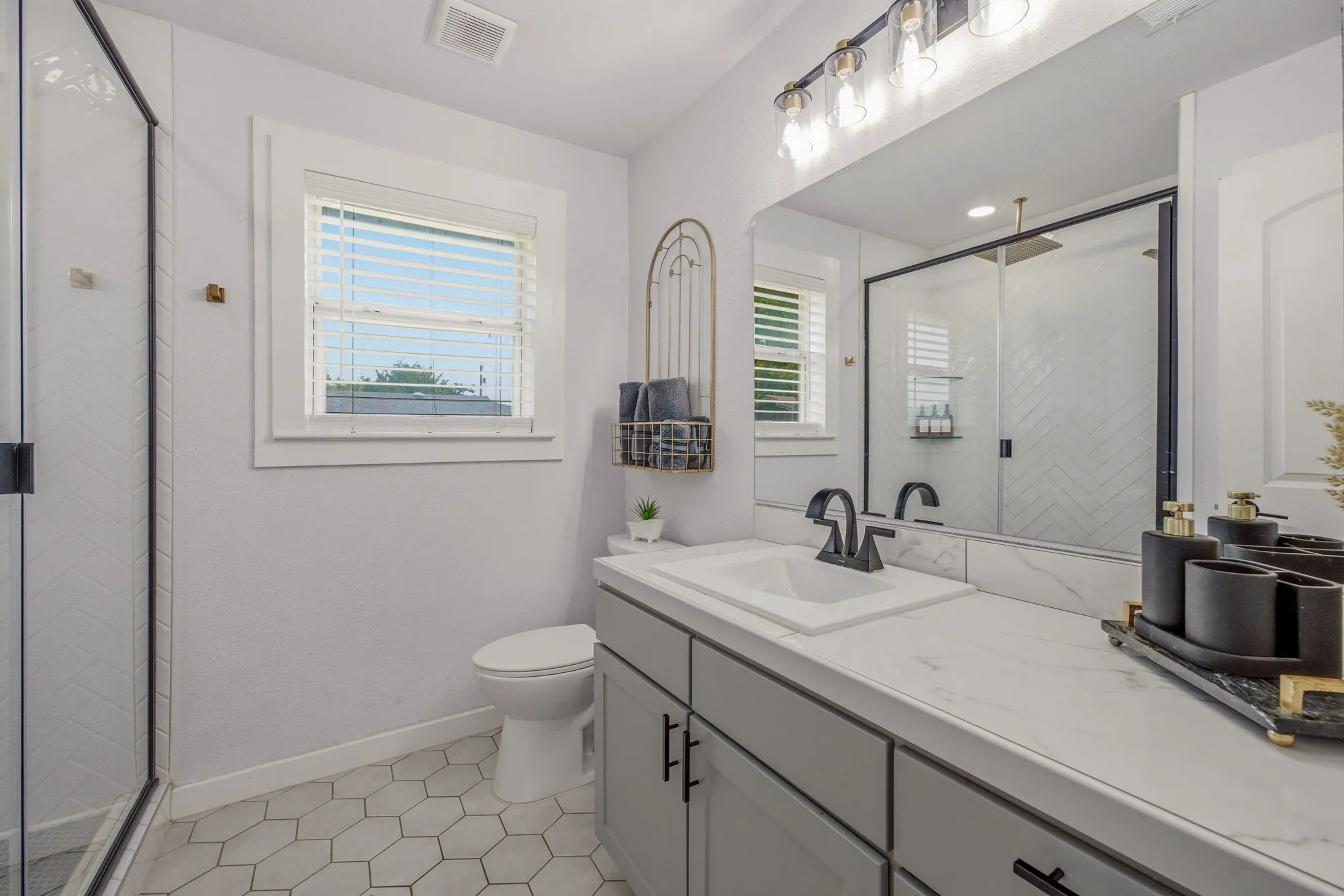 Single Family Residence For Sale in Hood County , 613 Crestview Drive, Granbury, Texas 76048, 2 Bedrooms, 1 Bathroom, 1 Garage spaces, 1,036 Sqft, built in 1955, Price $230,000, mls#21307061, Real Estate Agent in Granbury, Homes For Sale in Hood county, Homes For Sale in Granbury, Realtor in Granbury Texas, Real Estate Brokerage Independent Realty Texas, Luminita Cordes Realtor