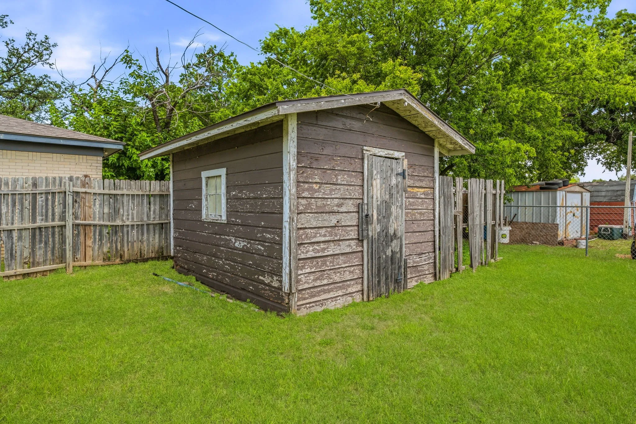 Single Family Residence For Sale in Hood County , 613 Crestview Drive, Granbury, Texas 76048, 2 Bedrooms, 1 Bathroom, 1 Garage spaces, 1,036 Sqft, built in 1955, Price $230,000, mls#21307061, Real Estate Agent in Granbury, Homes For Sale in Hood county, Homes For Sale in Granbury, Realtor in Granbury Texas, Real Estate Brokerage Independent Realty Texas, Luminita Cordes Realtor