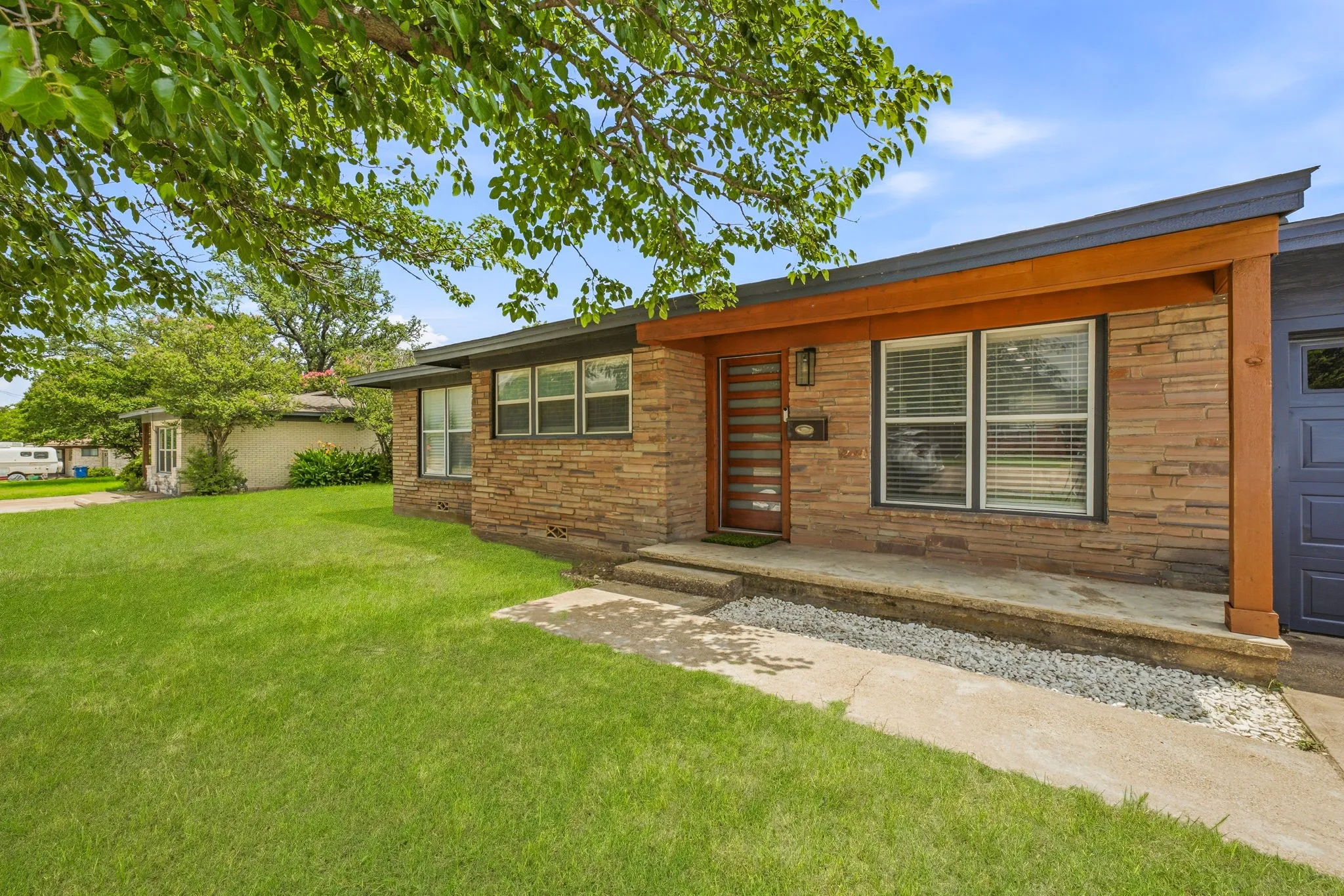 Single Family Residence For Sale in Hood County , 613 Crestview Drive, Granbury, Texas 76048, 2 Bedrooms, 1 Bathroom, 1 Garage spaces, 1,036 Sqft, built in 1955, Price $230,000, mls#21307061, Real Estate Agent in Granbury, Homes For Sale in Hood county, Homes For Sale in Granbury, Realtor in Granbury Texas, Real Estate Brokerage Independent Realty Texas, Luminita Cordes Realtor