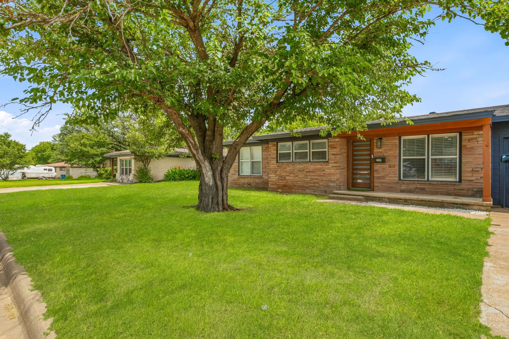 Single Family Residence For Sale in Hood County , 613 Crestview Drive, Granbury, Texas 76048, 2 Bedrooms, 1 Bathroom, 1 Garage spaces, 1,036 Sqft, built in 1955, Price $230,000, mls#21307061, Real Estate Agent in Granbury, Homes For Sale in Hood county, Homes For Sale in Granbury, Realtor in Granbury Texas, Real Estate Brokerage Independent Realty Texas, Luminita Cordes Realtor