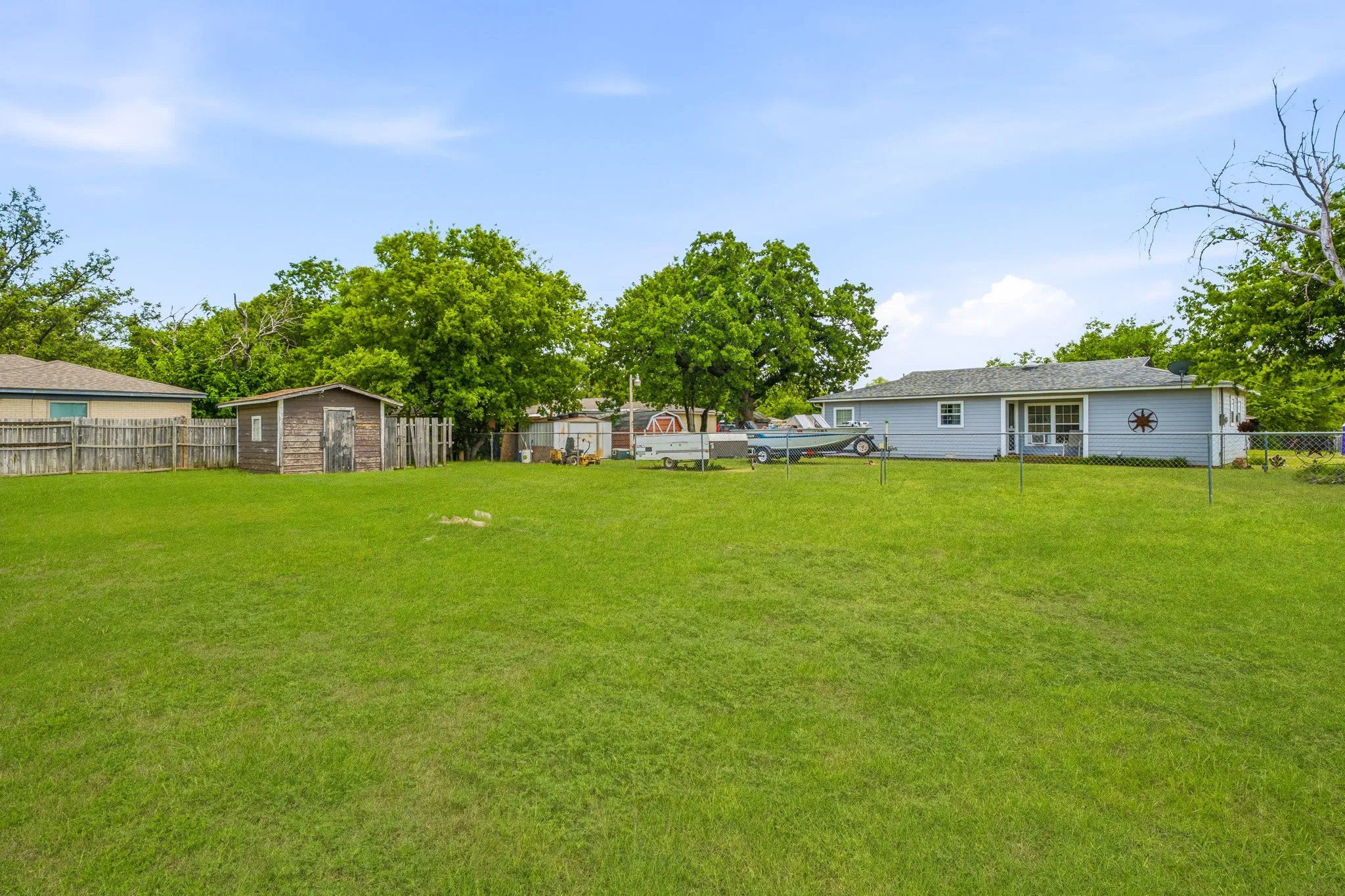 Single Family Residence For Sale in Hood County , 613 Crestview Drive, Granbury, Texas 76048, 2 Bedrooms, 1 Bathroom, 1 Garage spaces, 1,036 Sqft, built in 1955, Price $230,000, mls#21307061, Real Estate Agent in Granbury, Homes For Sale in Hood county, Homes For Sale in Granbury, Realtor in Granbury Texas, Real Estate Brokerage Independent Realty Texas, Luminita Cordes Realtor