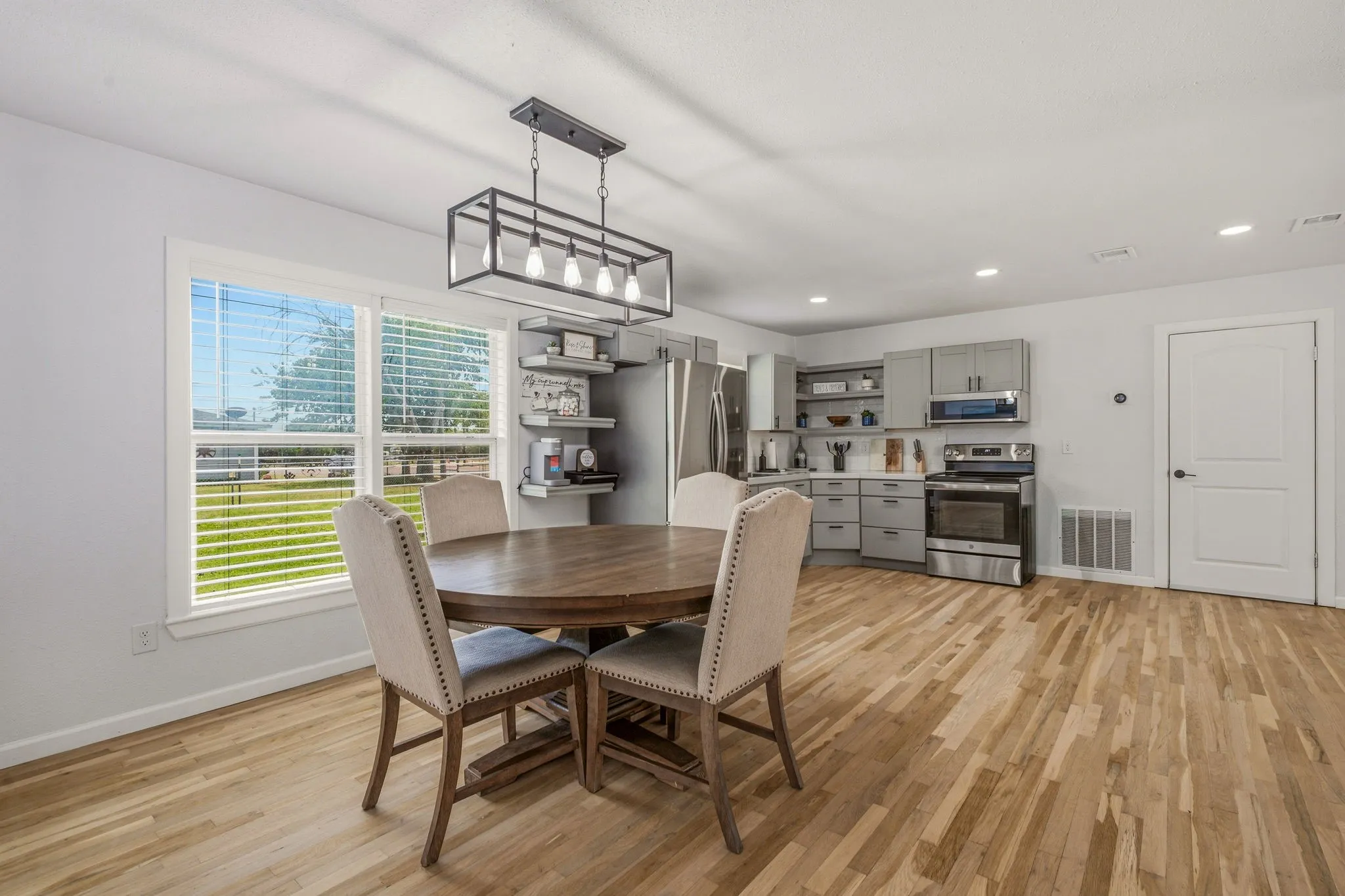 Single Family Residence For Sale in Hood County , 613 Crestview Drive, Granbury, Texas 76048, 2 Bedrooms, 1 Bathroom, 1 Garage spaces, 1,036 Sqft, built in 1955, Price $230,000, mls#21307061, Real Estate Agent in Granbury, Homes For Sale in Hood county, Homes For Sale in Granbury, Realtor in Granbury Texas, Real Estate Brokerage Independent Realty Texas, Luminita Cordes Realtor