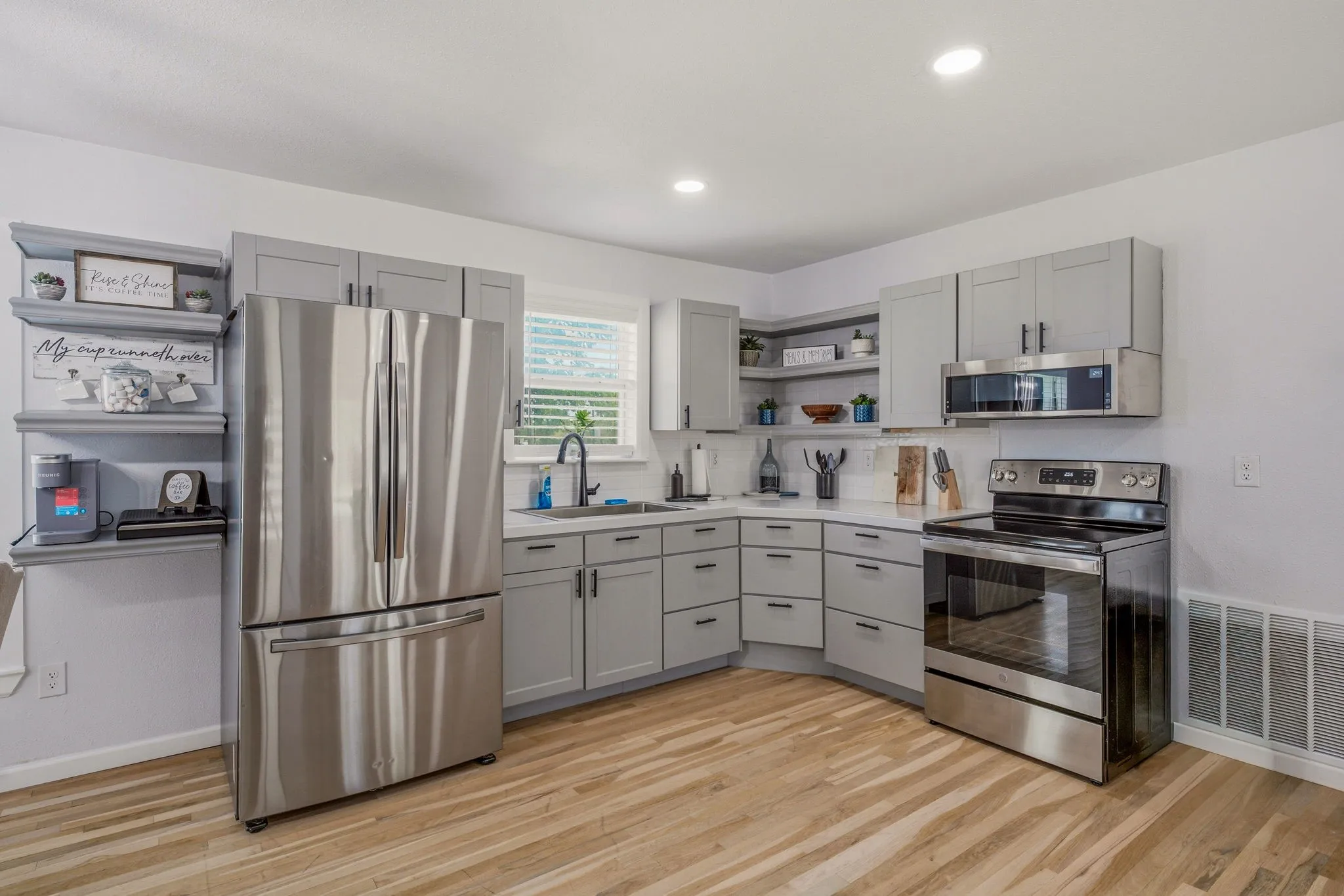 Single Family Residence For Sale in Hood County , 613 Crestview Drive, Granbury, Texas 76048, 2 Bedrooms, 1 Bathroom, 1 Garage spaces, 1,036 Sqft, built in 1955, Price $230,000, mls#21307061, Real Estate Agent in Granbury, Homes For Sale in Hood county, Homes For Sale in Granbury, Realtor in Granbury Texas, Real Estate Brokerage Independent Realty Texas, Luminita Cordes Realtor