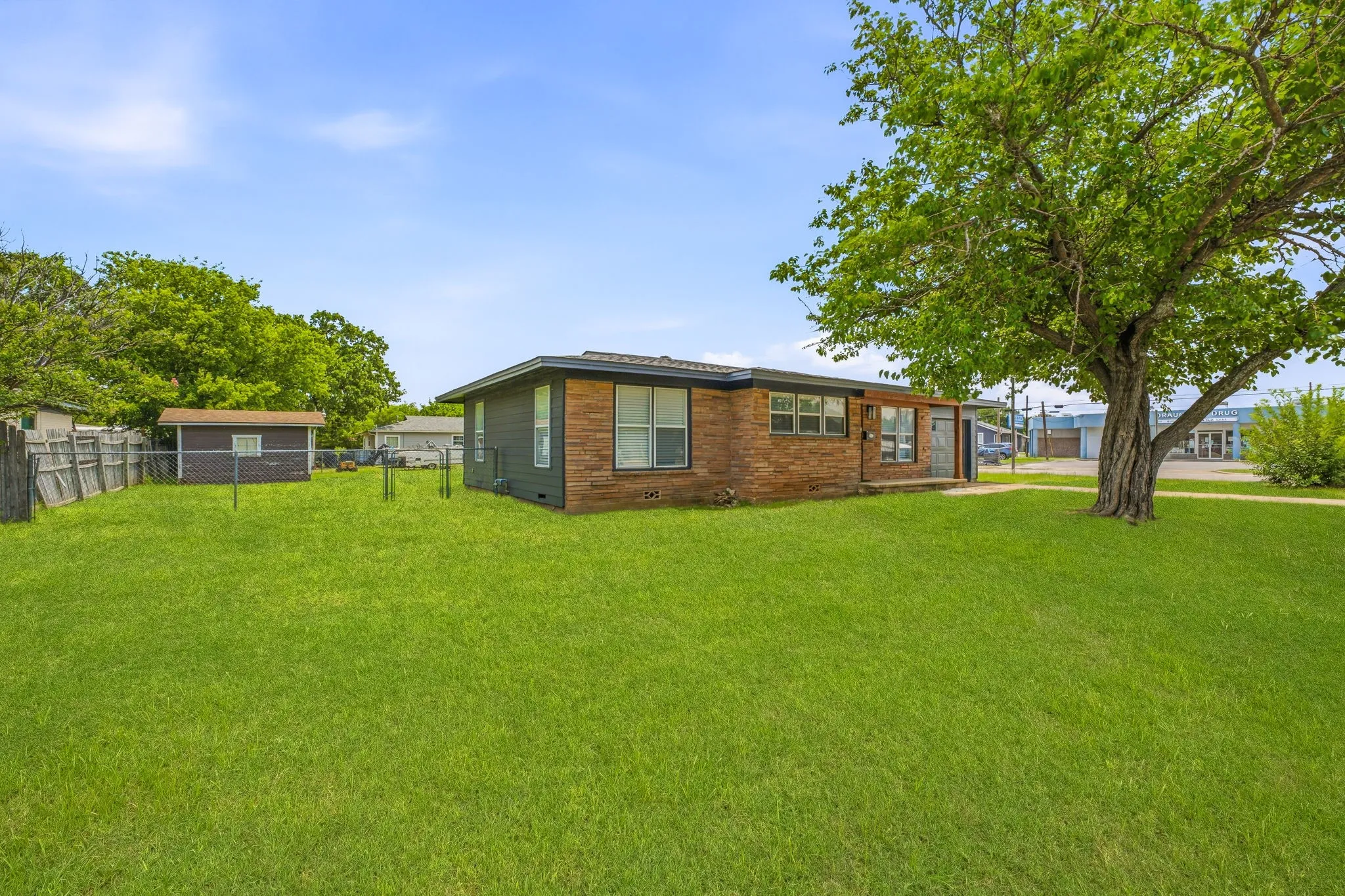 Single Family Residence For Sale in Hood County , 613 Crestview Drive, Granbury, Texas 76048, 2 Bedrooms, 1 Bathroom, 1 Garage spaces, 1,036 Sqft, built in 1955, Price $230,000, mls#21307061, Real Estate Agent in Granbury, Homes For Sale in Hood county, Homes For Sale in Granbury, Realtor in Granbury Texas, Real Estate Brokerage Independent Realty Texas, Luminita Cordes Realtor
