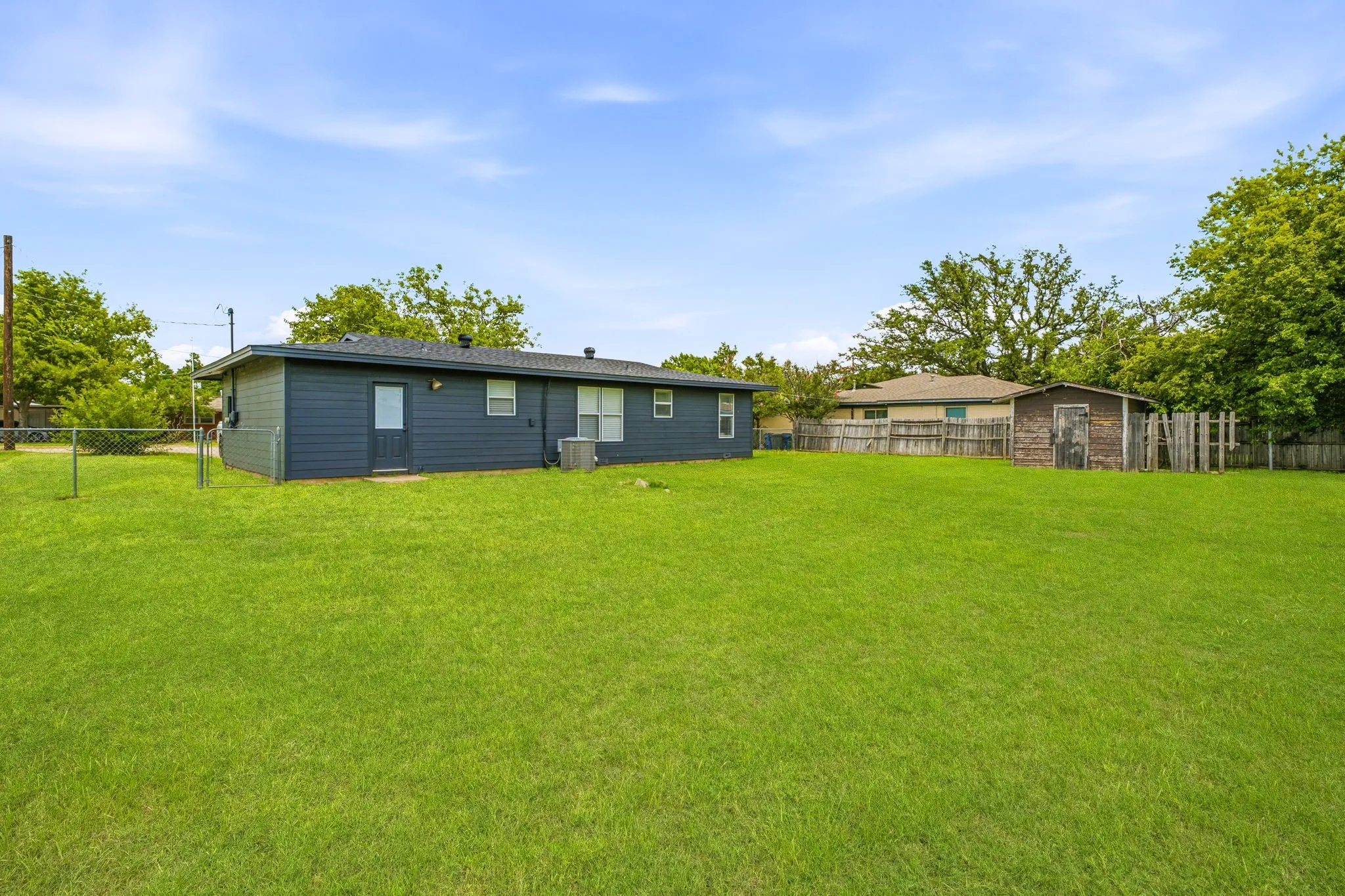 Single Family Residence For Sale in Hood County , 613 Crestview Drive, Granbury, Texas 76048, 2 Bedrooms, 1 Bathroom, 1 Garage spaces, 1,036 Sqft, built in 1955, Price $230,000, mls#21307061, Real Estate Agent in Granbury, Homes For Sale in Hood county, Homes For Sale in Granbury, Realtor in Granbury Texas, Real Estate Brokerage Independent Realty Texas, Luminita Cordes Realtor