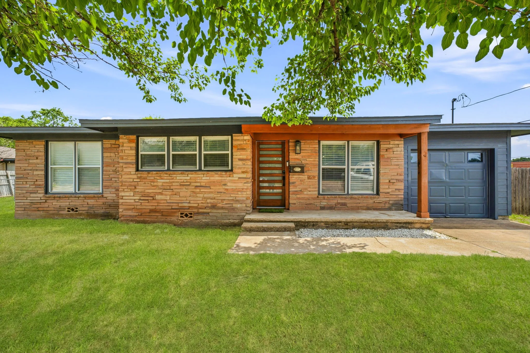 Single Family Residence For Sale in Hood County , 613 Crestview Drive, Granbury, Texas 76048, 2 Bedrooms, 1 Bathroom, 1 Garage spaces, 1,036 Sqft, built in 1955, Price $230,000, mls#21307061, Real Estate Agent in Granbury, Homes For Sale in Hood county, Homes For Sale in Granbury, Realtor in Granbury Texas, Real Estate Brokerage Independent Realty Texas, Luminita Cordes Realtor