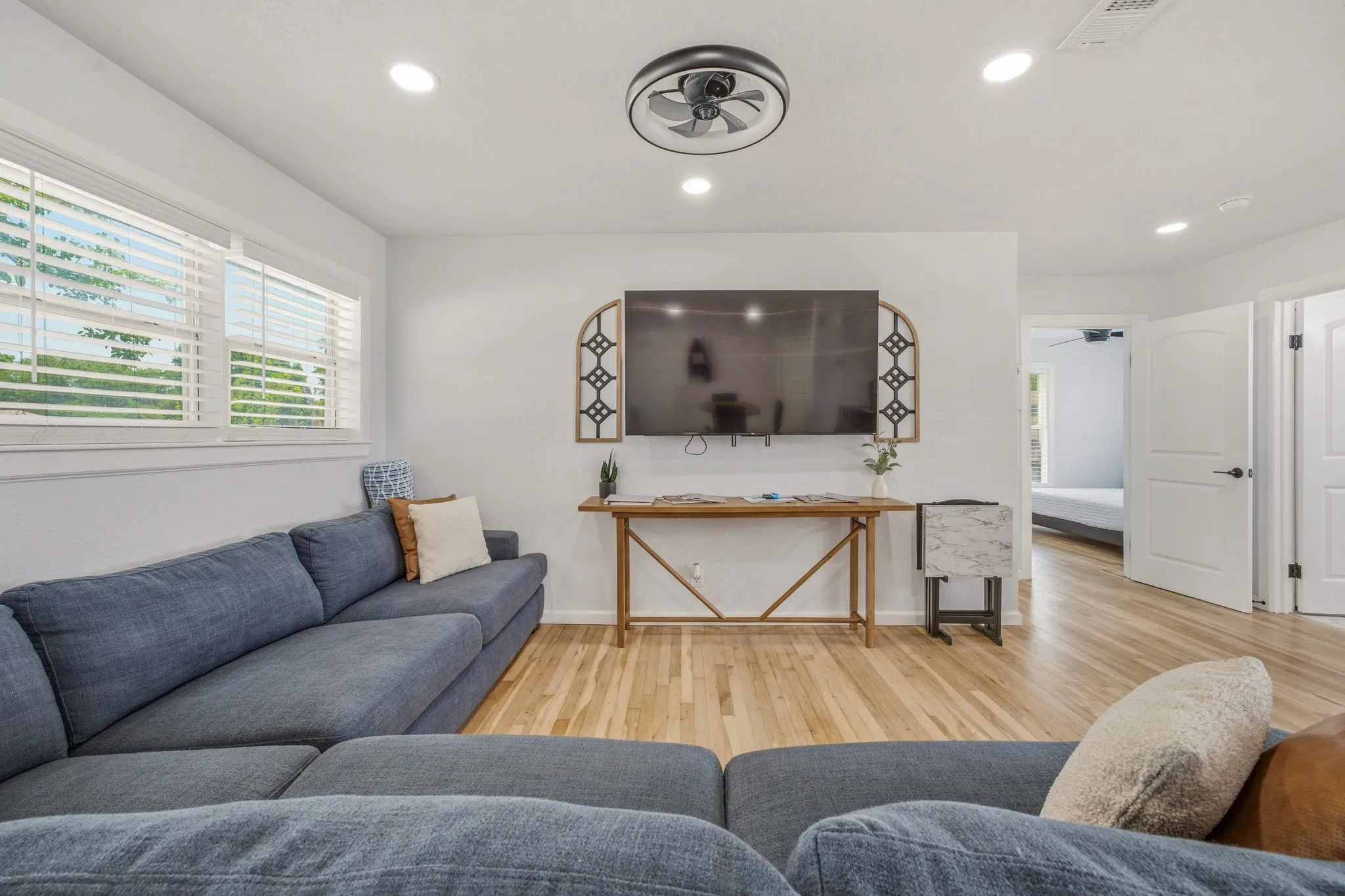 Single Family Residence For Sale in Hood County , 613 Crestview Drive, Granbury, Texas 76048, 2 Bedrooms, 1 Bathroom, 1 Garage spaces, 1,036 Sqft, built in 1955, Price $230,000, mls#21307061, Real Estate Agent in Granbury, Homes For Sale in Hood county, Homes For Sale in Granbury, Realtor in Granbury Texas, Real Estate Brokerage Independent Realty Texas, Luminita Cordes Realtor