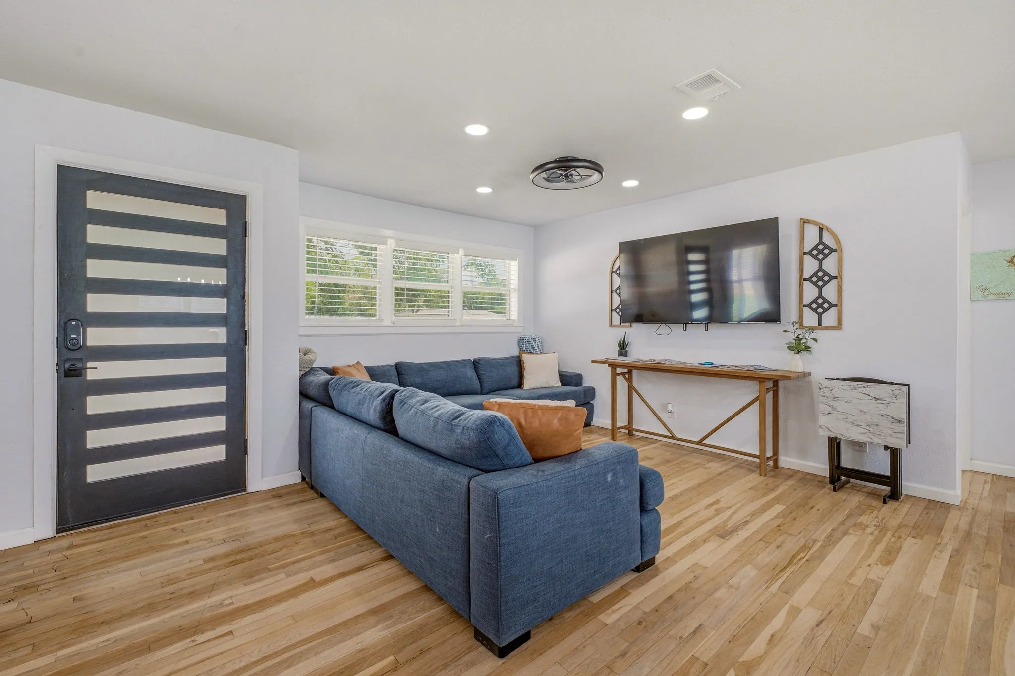 Single Family Residence For Sale in Hood County , 613 Crestview Drive, Granbury, Texas 76048, 2 Bedrooms, 1 Bathroom, 1 Garage spaces, 1,036 Sqft, built in 1955, Price $230,000, mls#21307061, Real Estate Agent in Granbury, Homes For Sale in Hood county, Homes For Sale in Granbury, Realtor in Granbury Texas, Real Estate Brokerage Independent Realty Texas, Luminita Cordes Realtor
