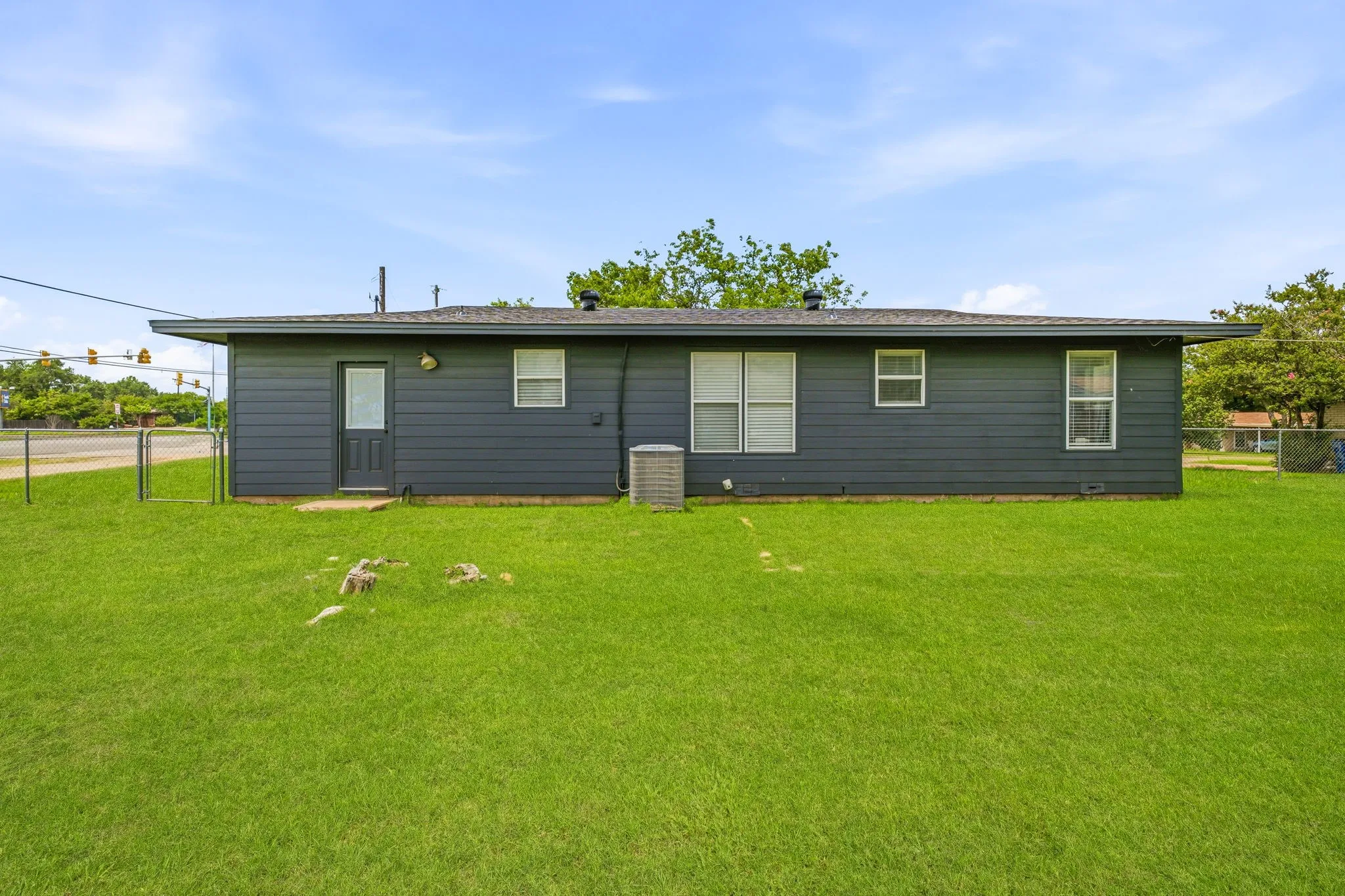 Single Family Residence For Sale in Hood County , 613 Crestview Drive, Granbury, Texas 76048, 2 Bedrooms, 1 Bathroom, 1 Garage spaces, 1,036 Sqft, built in 1955, Price $230,000, mls#21307061, Real Estate Agent in Granbury, Homes For Sale in Hood county, Homes For Sale in Granbury, Realtor in Granbury Texas, Real Estate Brokerage Independent Realty Texas, Luminita Cordes Realtor