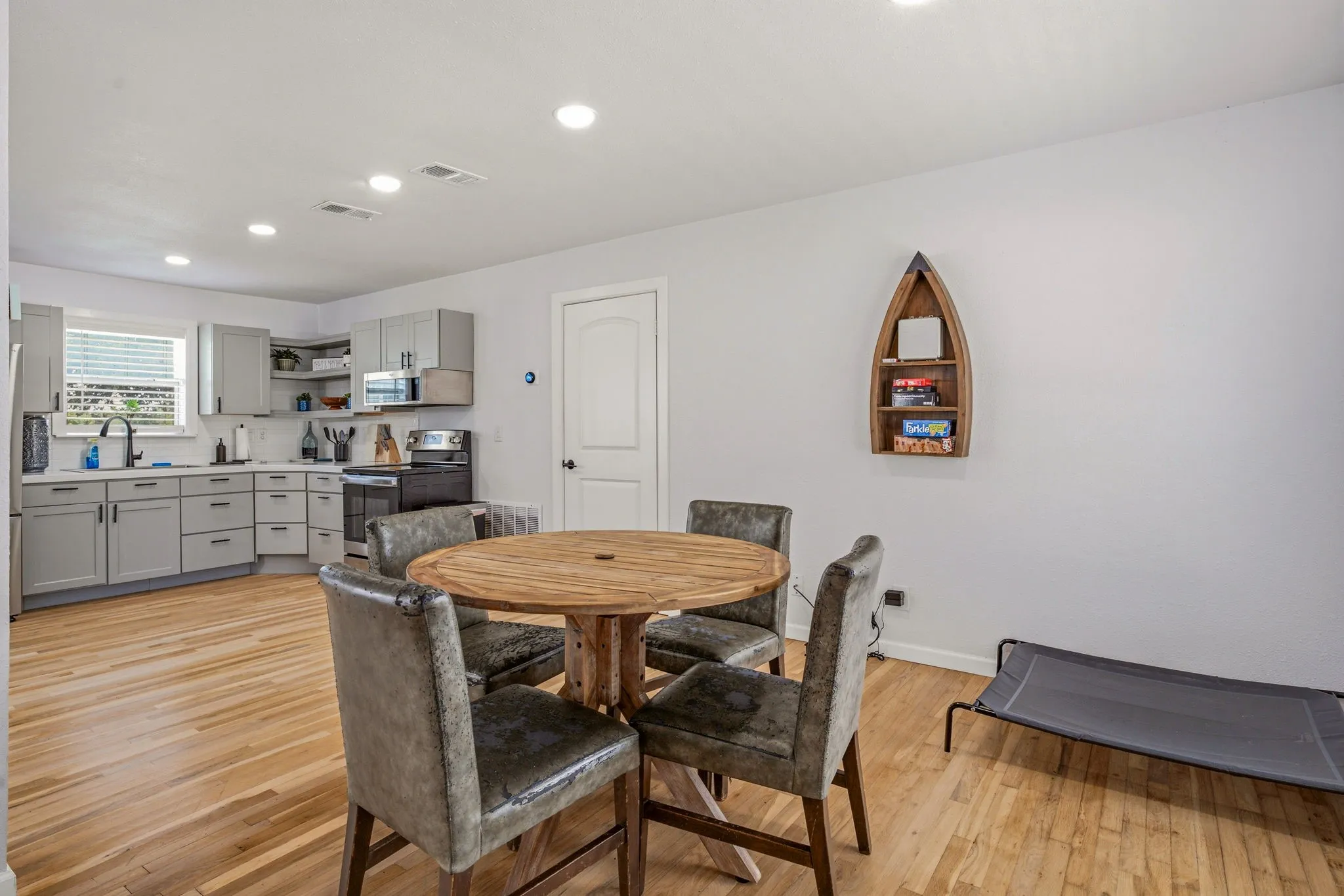 Single Family Residence For Sale in Hood County , 613 Crestview Drive, Granbury, Texas 76048, 2 Bedrooms, 1 Bathroom, 1 Garage spaces, 1,036 Sqft, built in 1955, Price $230,000, mls#21307061, Real Estate Agent in Granbury, Homes For Sale in Hood county, Homes For Sale in Granbury, Realtor in Granbury Texas, Real Estate Brokerage Independent Realty Texas, Luminita Cordes Realtor