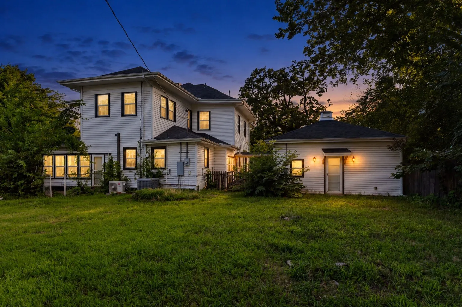 Single Family Residence For Sale in Grayson County , 1114 S Houston Avenue, Denison, Texas 75021, 4 Bedroom, 3 Bathroom, 2 Garage spaces, 2,857 Sqft, built in 1889, mls#21307256, Real Estate Agent in Denison, Homes For Sale in Grayson county, Homes For Sale in Denison, Realtor in Denison Texas, Real Estate Brokerage Independent Realty Texas, Luminita Cordes Realtor