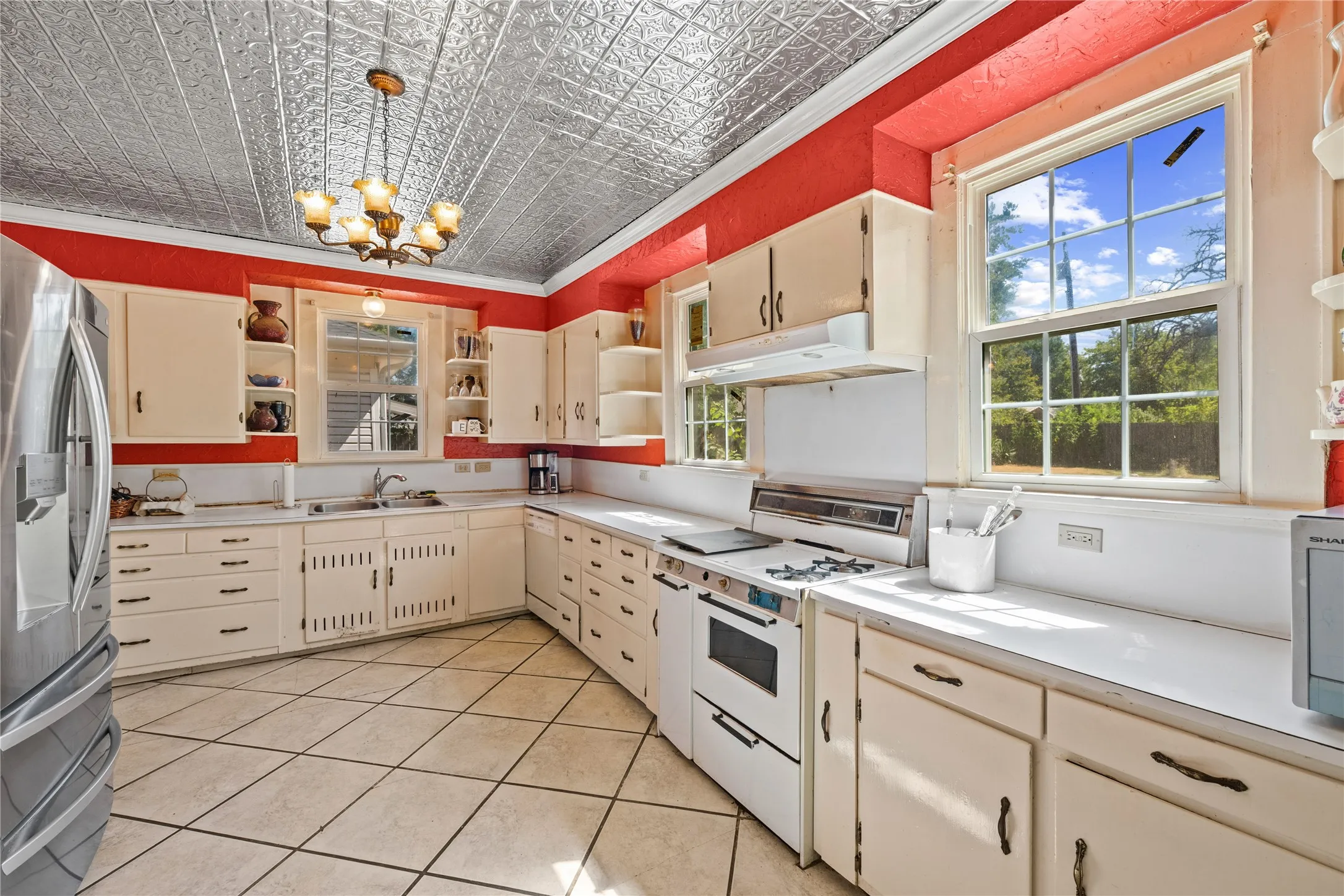 Single Family Residence For Sale in Grayson County , 1114 S Houston Avenue, Denison, Texas 75021, 4 Bedroom, 3 Bathroom, 2 Garage spaces, 2,857 Sqft, built in 1889, mls#21307256, Real Estate Agent in Denison, Homes For Sale in Grayson county, Homes For Sale in Denison, Realtor in Denison Texas, Real Estate Brokerage Independent Realty Texas, Luminita Cordes Realtor