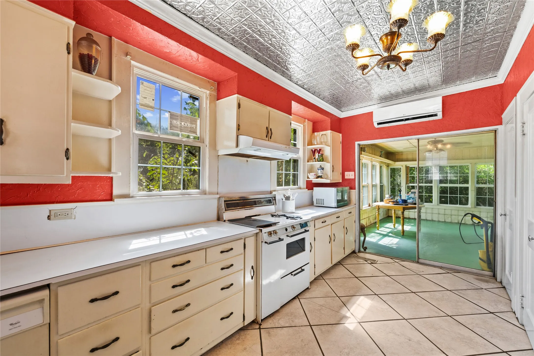Single Family Residence For Sale in Grayson County , 1114 S Houston Avenue, Denison, Texas 75021, 4 Bedroom, 3 Bathroom, 2 Garage spaces, 2,857 Sqft, built in 1889, mls#21307256, Real Estate Agent in Denison, Homes For Sale in Grayson county, Homes For Sale in Denison, Realtor in Denison Texas, Real Estate Brokerage Independent Realty Texas, Luminita Cordes Realtor