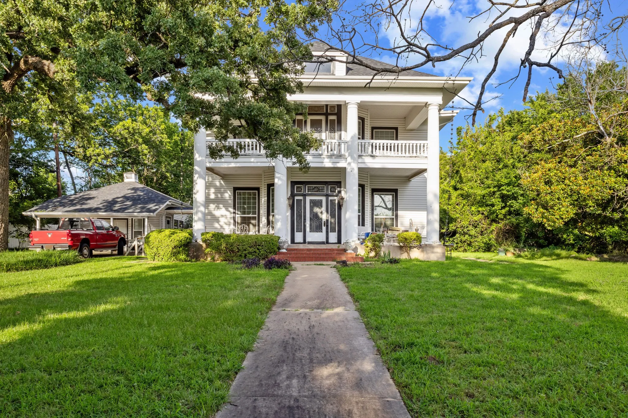 Single Family Residence For Sale in Grayson County , 1114 S Houston Avenue, Denison, Texas 75021, 4 Bedroom, 3 Bathroom, 2 Garage spaces, 2,857 Sqft, built in 1889, mls#21307256, Real Estate Agent in Denison, Homes For Sale in Grayson county, Homes For Sale in Denison, Realtor in Denison Texas, Real Estate Brokerage Independent Realty Texas, Luminita Cordes Realtor