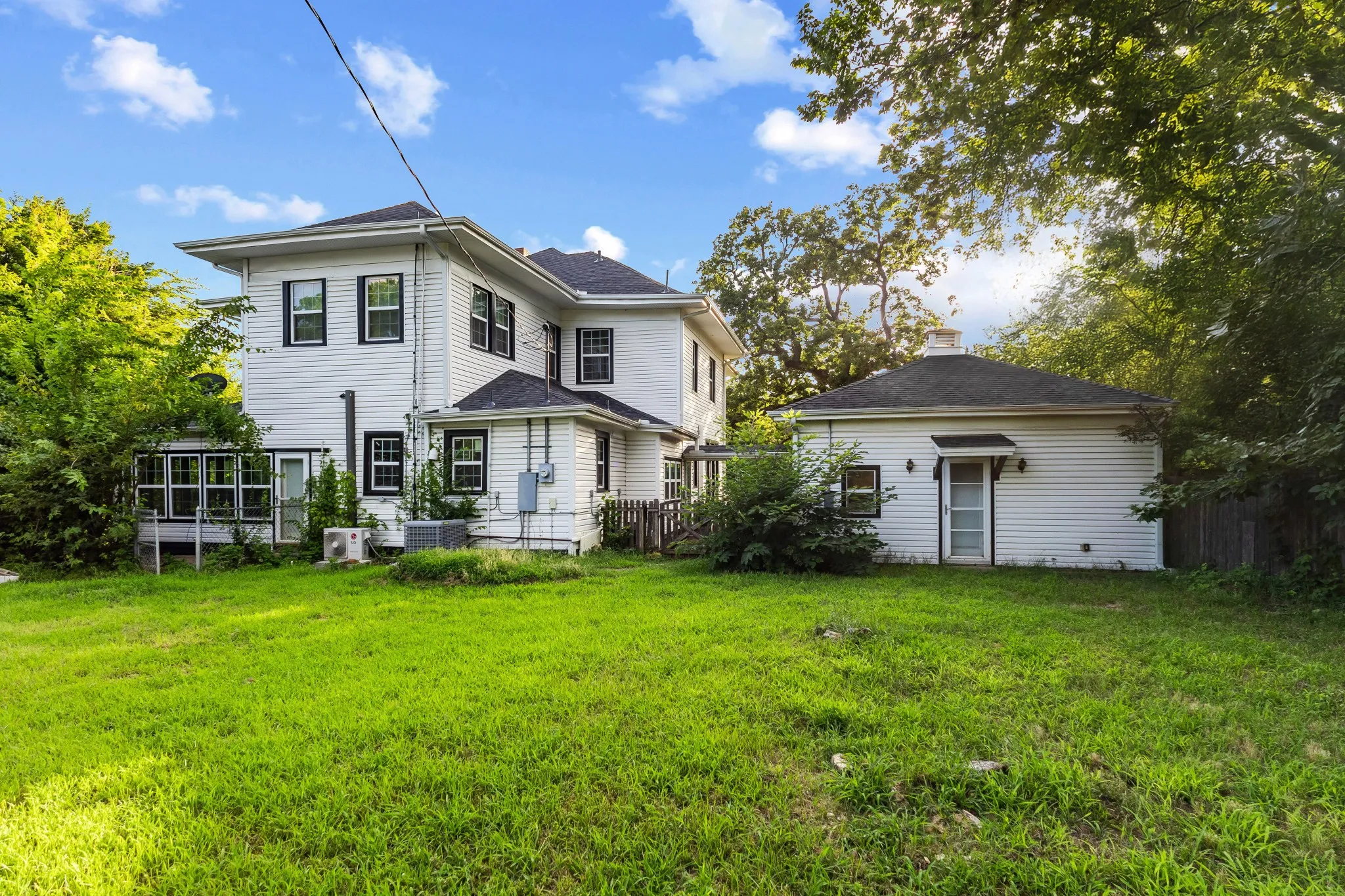 Single Family Residence For Sale in Grayson County , 1114 S Houston Avenue, Denison, Texas 75021, 4 Bedroom, 3 Bathroom, 2 Garage spaces, 2,857 Sqft, built in 1889, mls#21307256, Real Estate Agent in Denison, Homes For Sale in Grayson county, Homes For Sale in Denison, Realtor in Denison Texas, Real Estate Brokerage Independent Realty Texas, Luminita Cordes Realtor