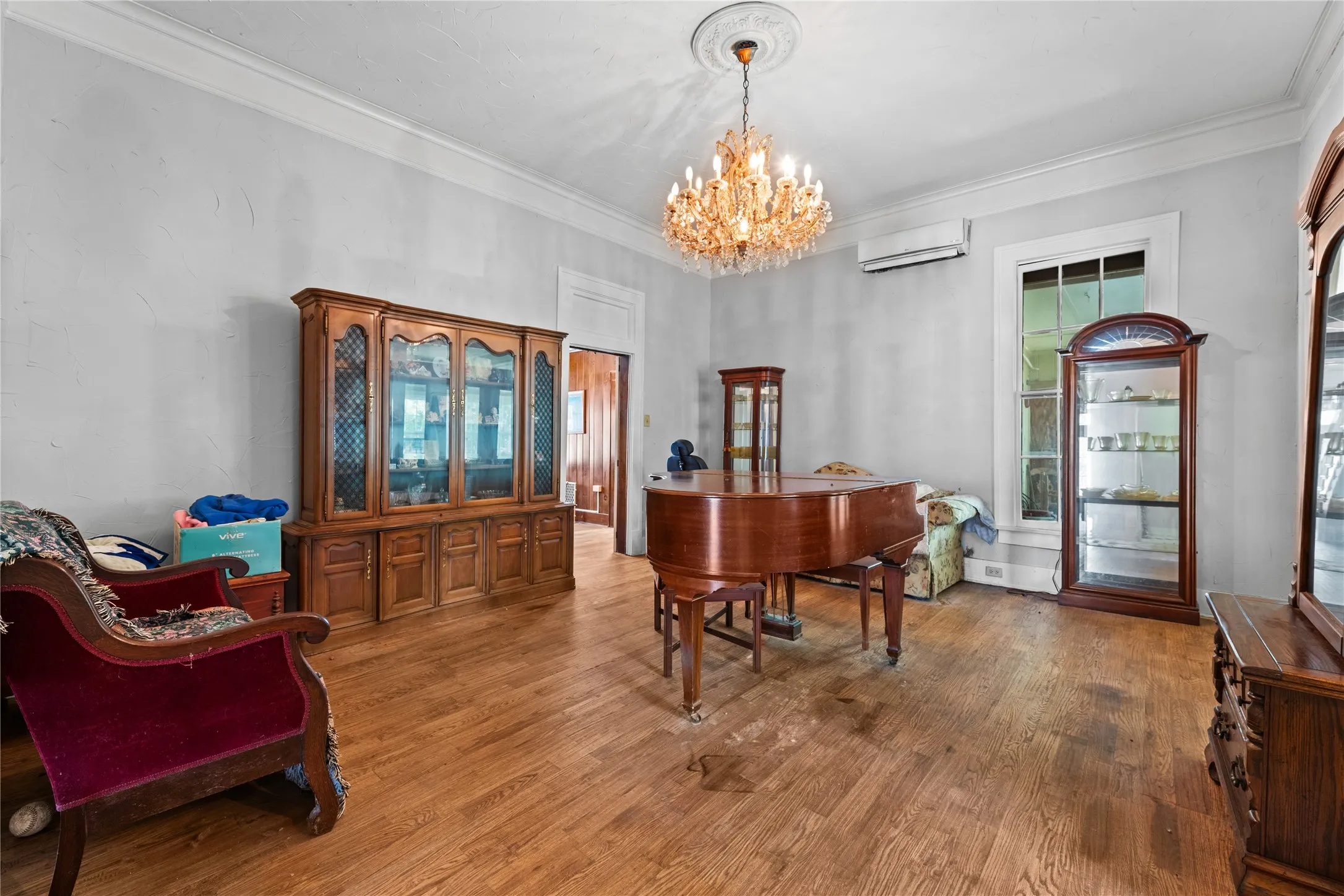 Single Family Residence For Sale in Grayson County , 1114 S Houston Avenue, Denison, Texas 75021, 4 Bedroom, 3 Bathroom, 2 Garage spaces, 2,857 Sqft, built in 1889, mls#21307256, Real Estate Agent in Denison, Homes For Sale in Grayson county, Homes For Sale in Denison, Realtor in Denison Texas, Real Estate Brokerage Independent Realty Texas, Luminita Cordes Realtor