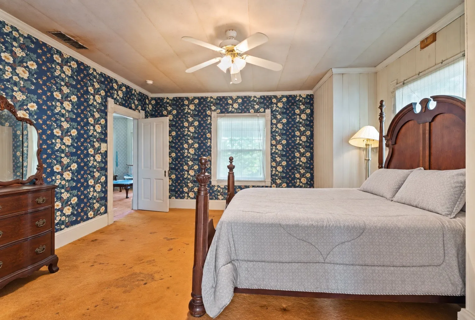 Single Family Residence For Sale in Grayson County , 1114 S Houston Avenue, Denison, Texas 75021, 4 Bedroom, 3 Bathroom, 2 Garage spaces, 2,857 Sqft, built in 1889, mls#21307256, Real Estate Agent in Denison, Homes For Sale in Grayson county, Homes For Sale in Denison, Realtor in Denison Texas, Real Estate Brokerage Independent Realty Texas, Luminita Cordes Realtor
