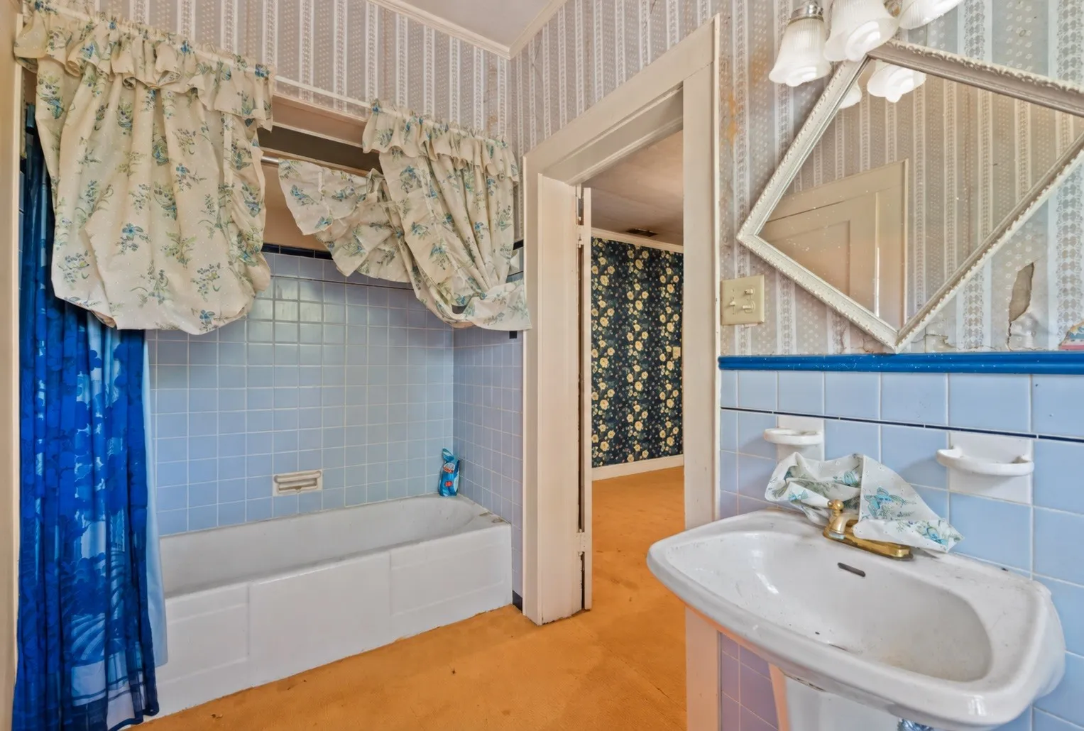 Single Family Residence For Sale in Grayson County , 1114 S Houston Avenue, Denison, Texas 75021, 4 Bedroom, 3 Bathroom, 2 Garage spaces, 2,857 Sqft, built in 1889, mls#21307256, Real Estate Agent in Denison, Homes For Sale in Grayson county, Homes For Sale in Denison, Realtor in Denison Texas, Real Estate Brokerage Independent Realty Texas, Luminita Cordes Realtor