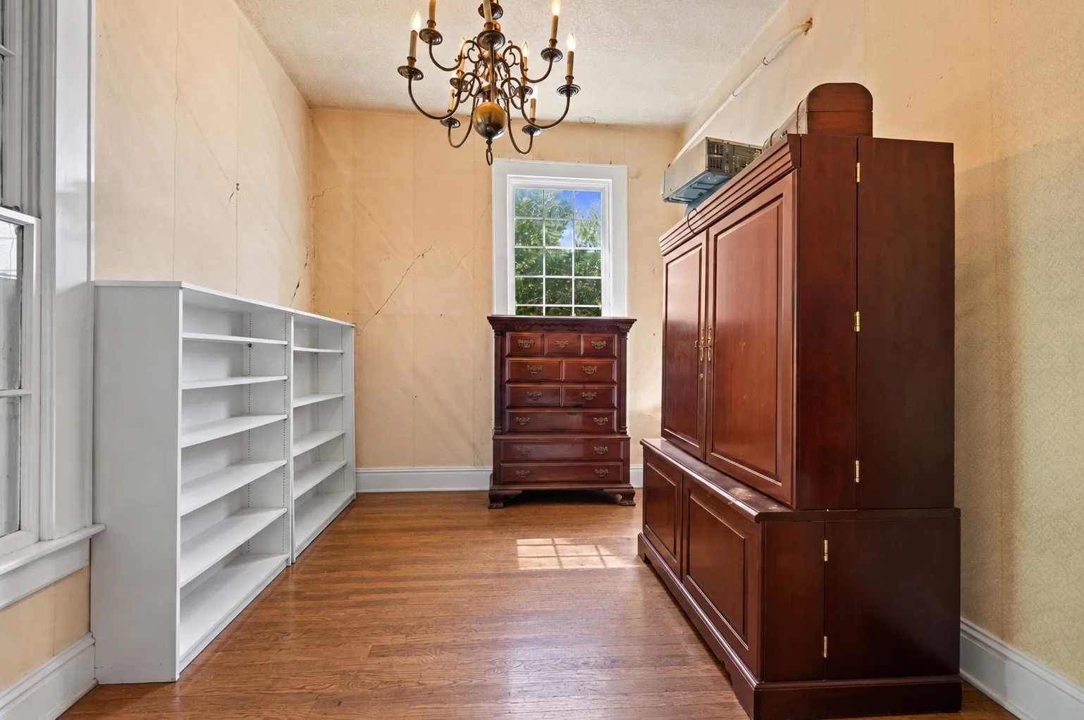 Single Family Residence For Sale in Grayson County , 1114 S Houston Avenue, Denison, Texas 75021, 4 Bedroom, 3 Bathroom, 2 Garage spaces, 2,857 Sqft, built in 1889, mls#21307256, Real Estate Agent in Denison, Homes For Sale in Grayson county, Homes For Sale in Denison, Realtor in Denison Texas, Real Estate Brokerage Independent Realty Texas, Luminita Cordes Realtor